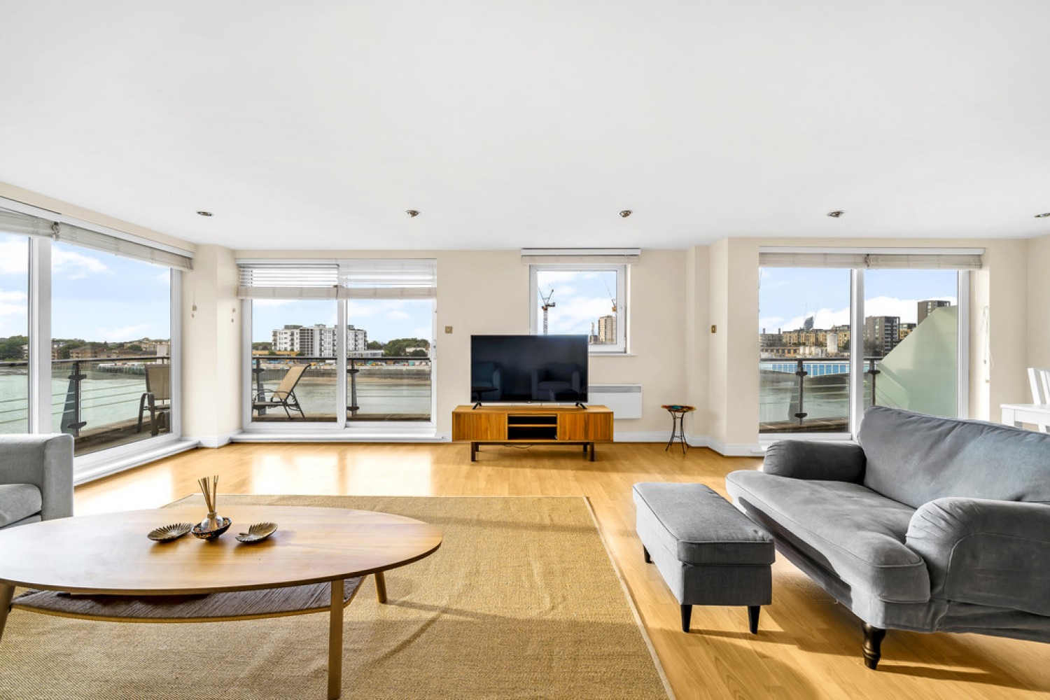 3 bedroom Flat in Smugglers Way, Wandsworth