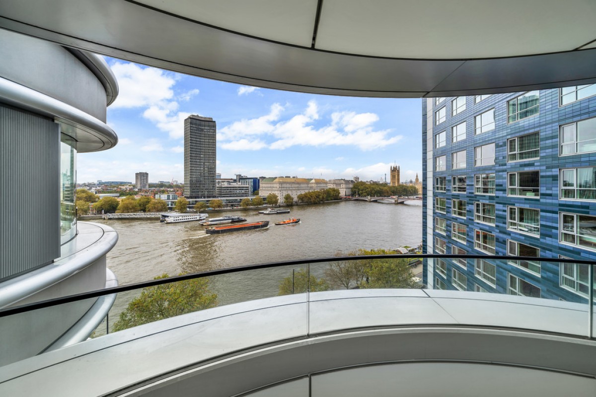 Albert Embankment, The Corniche