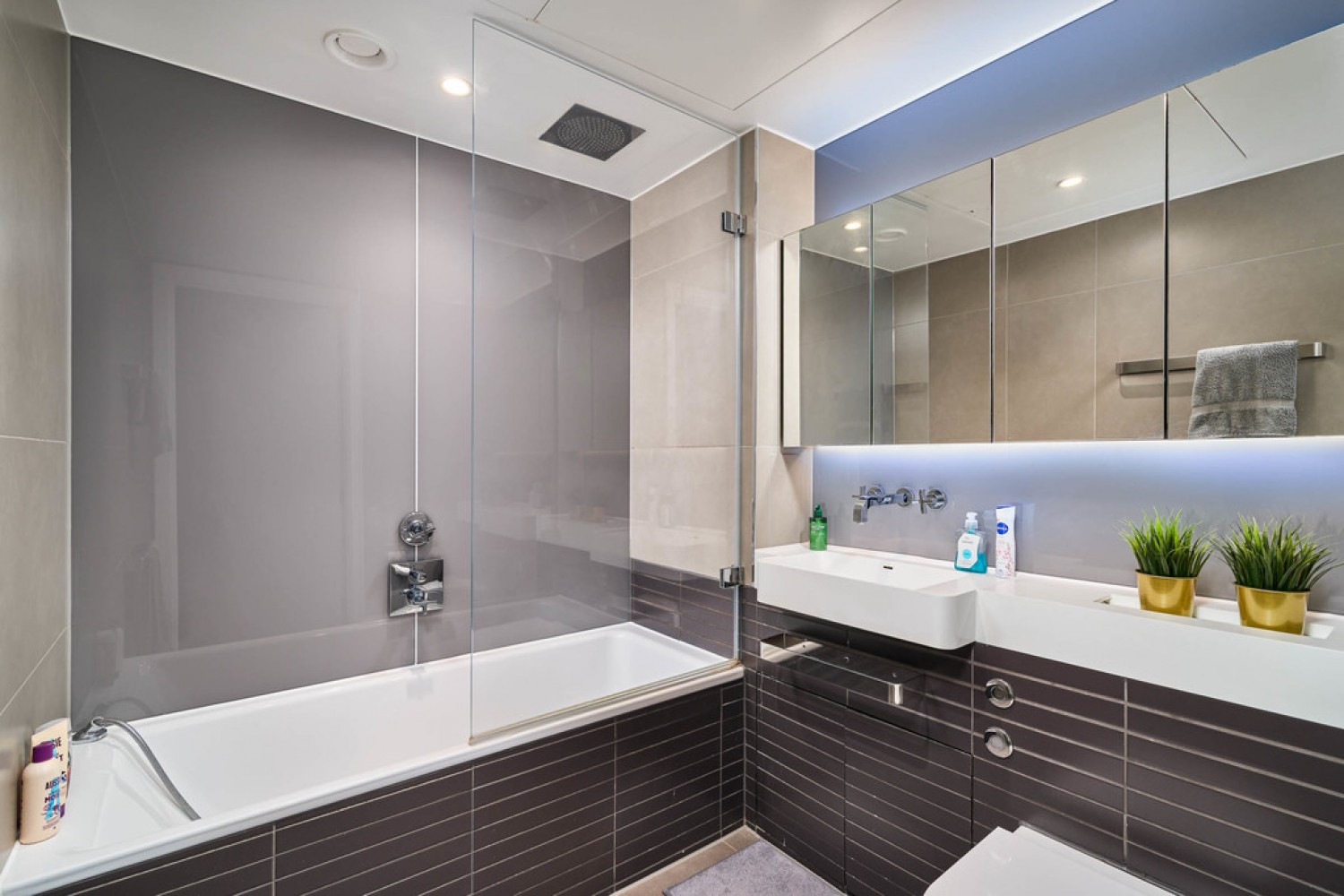 2 bedroom Flat for Letting Aurora Gardens, Battersea Power Station, London