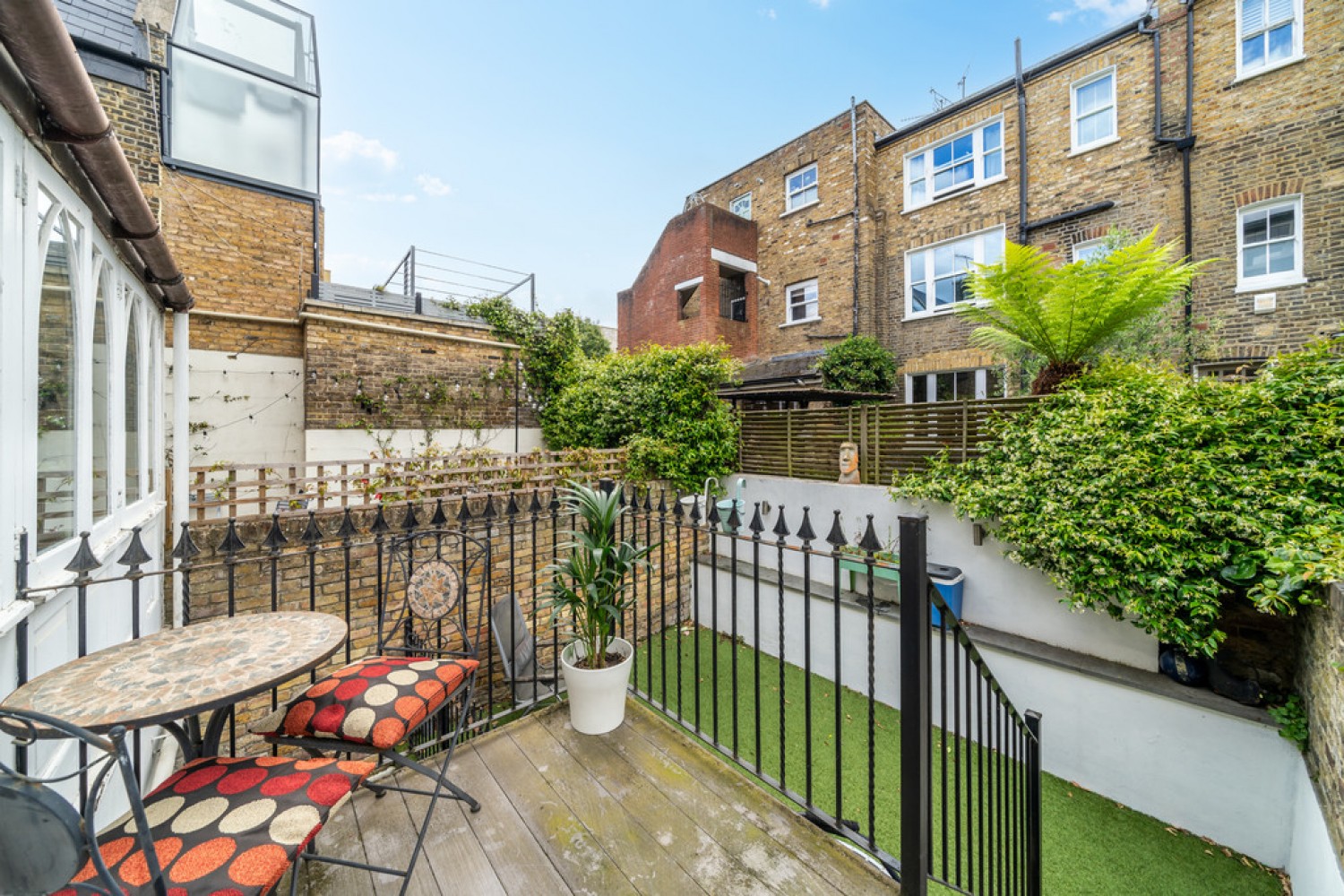 Upcerne Road, Lots Village