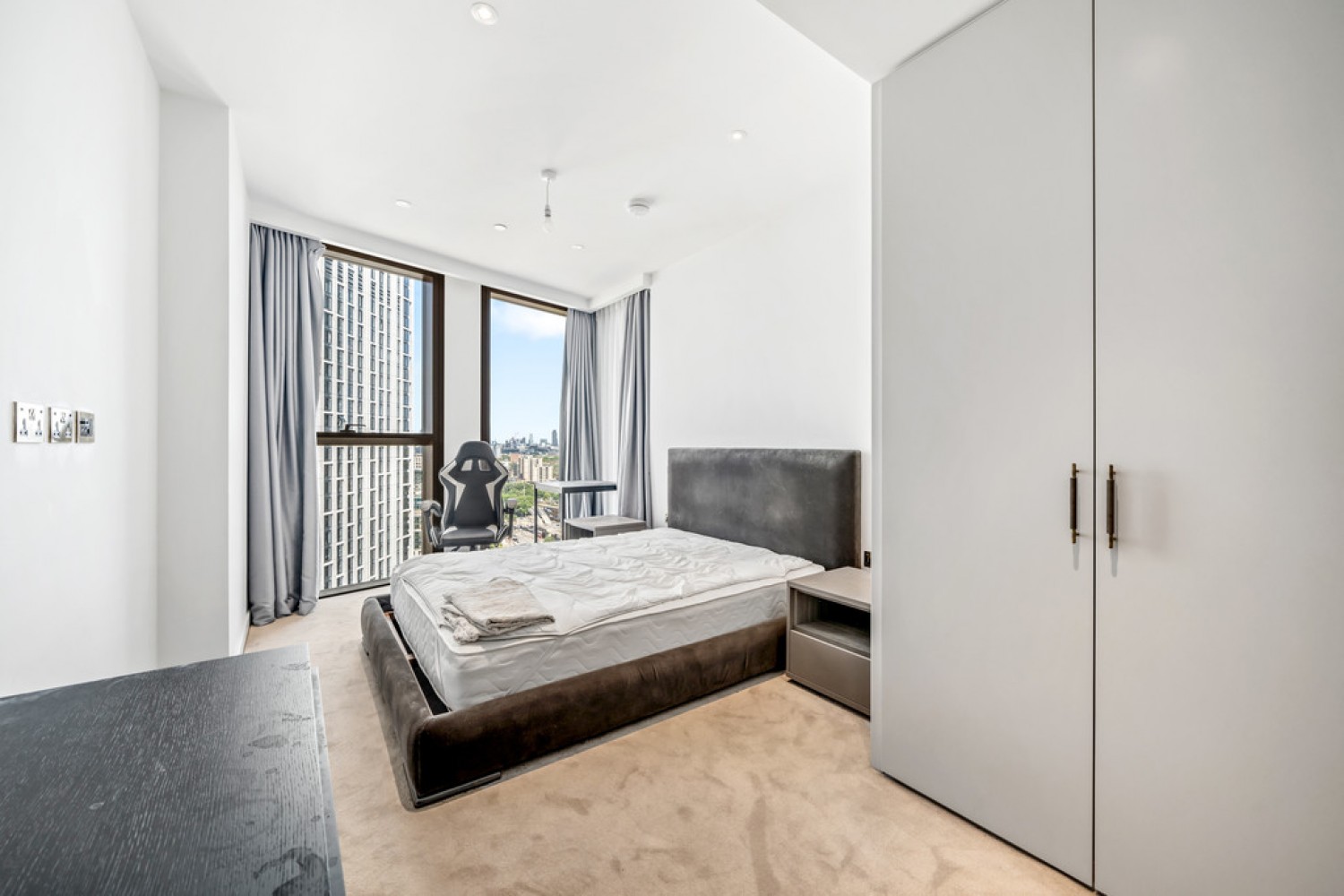 2 bedroom Flat for Letting Thames City, Carnation Way