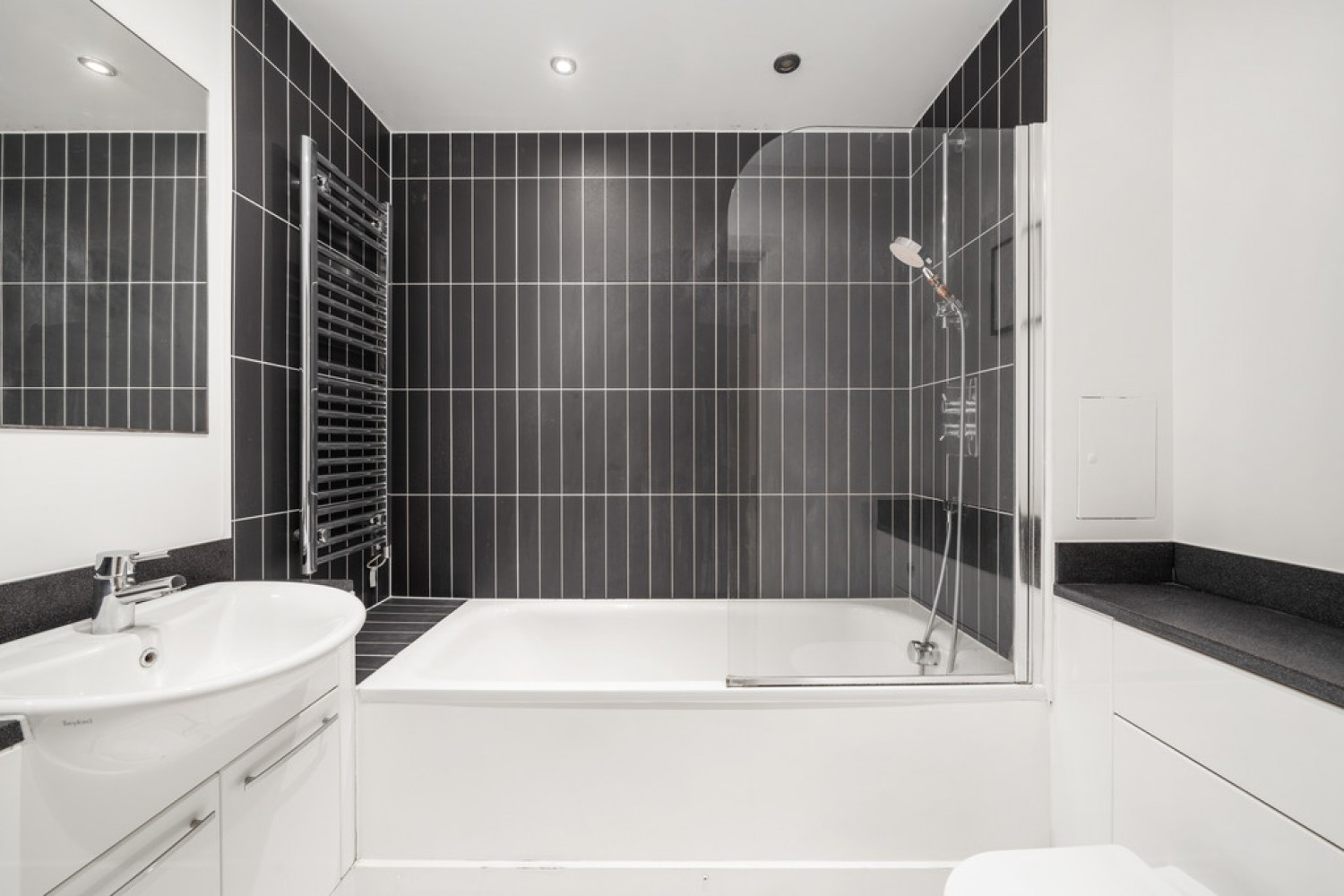 2 bedroom Flat in Argento Tower, Mapleton Road