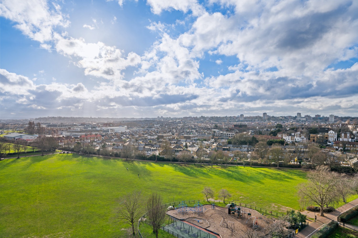 2 bedroom Flat in Argento Tower, Mapleton Road