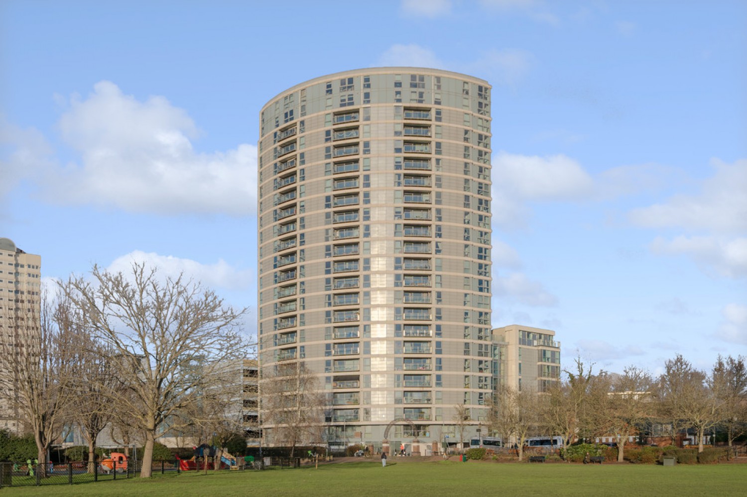 2 bedroom Flat in Argento Tower, Mapleton Road