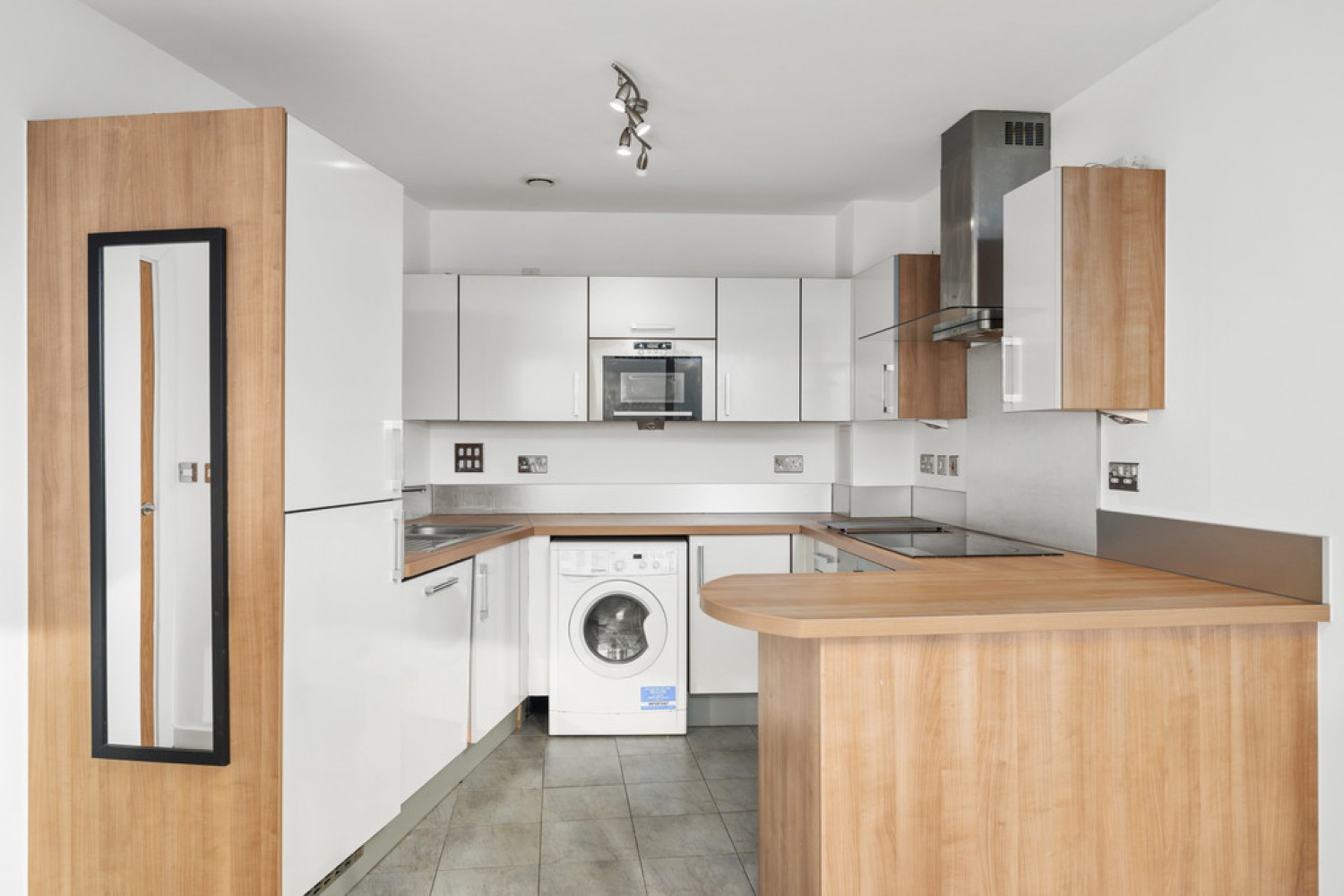 2 bedroom Flat in Argento Tower, Mapleton Road