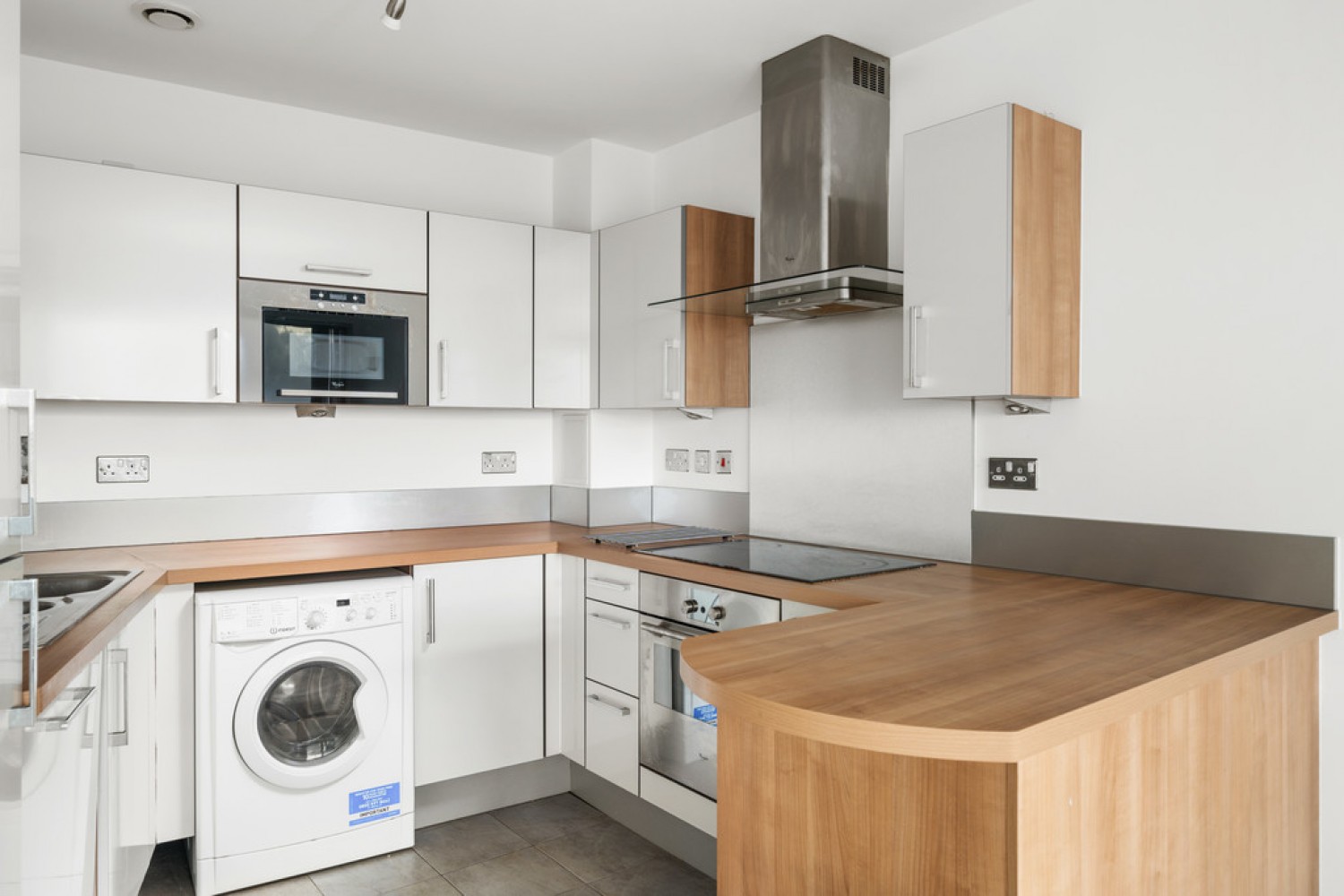 2 bedroom Flat in Argento Tower, Mapleton Road