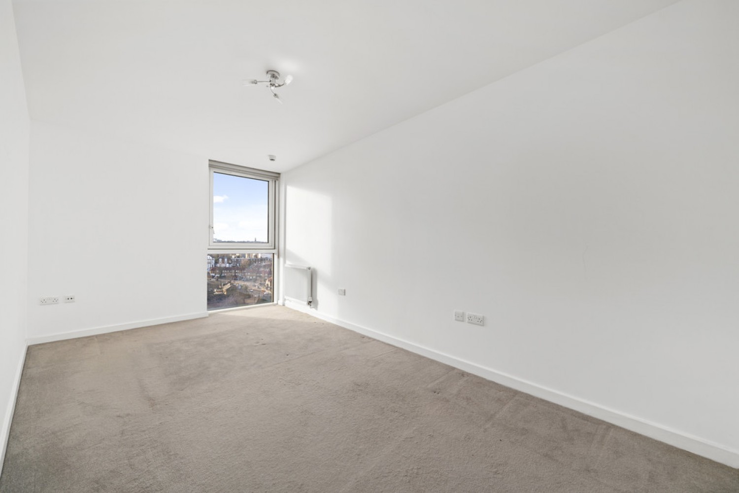 2 bedroom Flat in Argento Tower, Mapleton Road