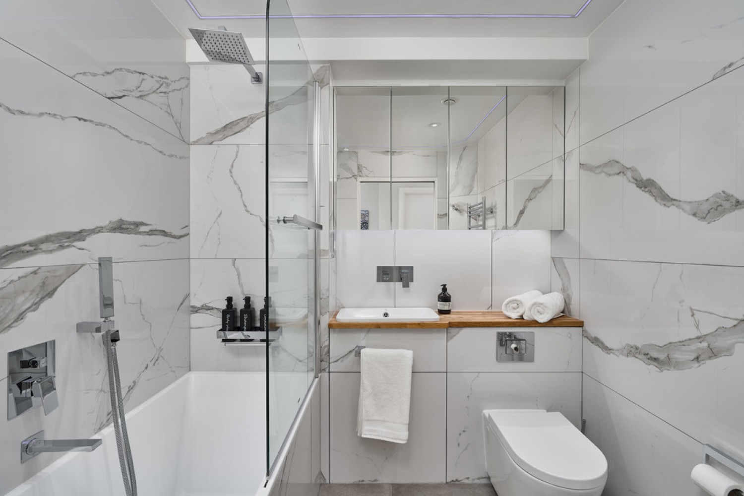 2 bedroom Flat for Sale Lombard Road, Battersea, London