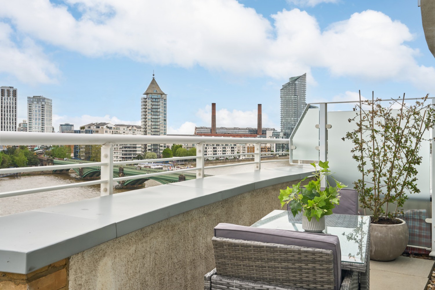 2 bedroom Flat for Sale Lombard Road, Battersea, London