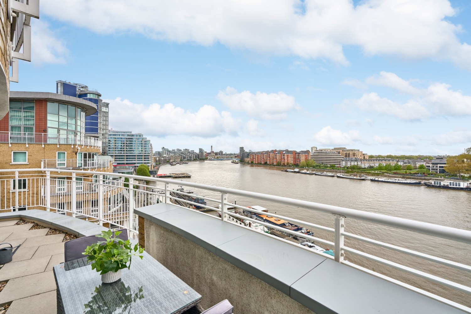 2 bedroom Flat for Sale Lombard Road, Battersea, London