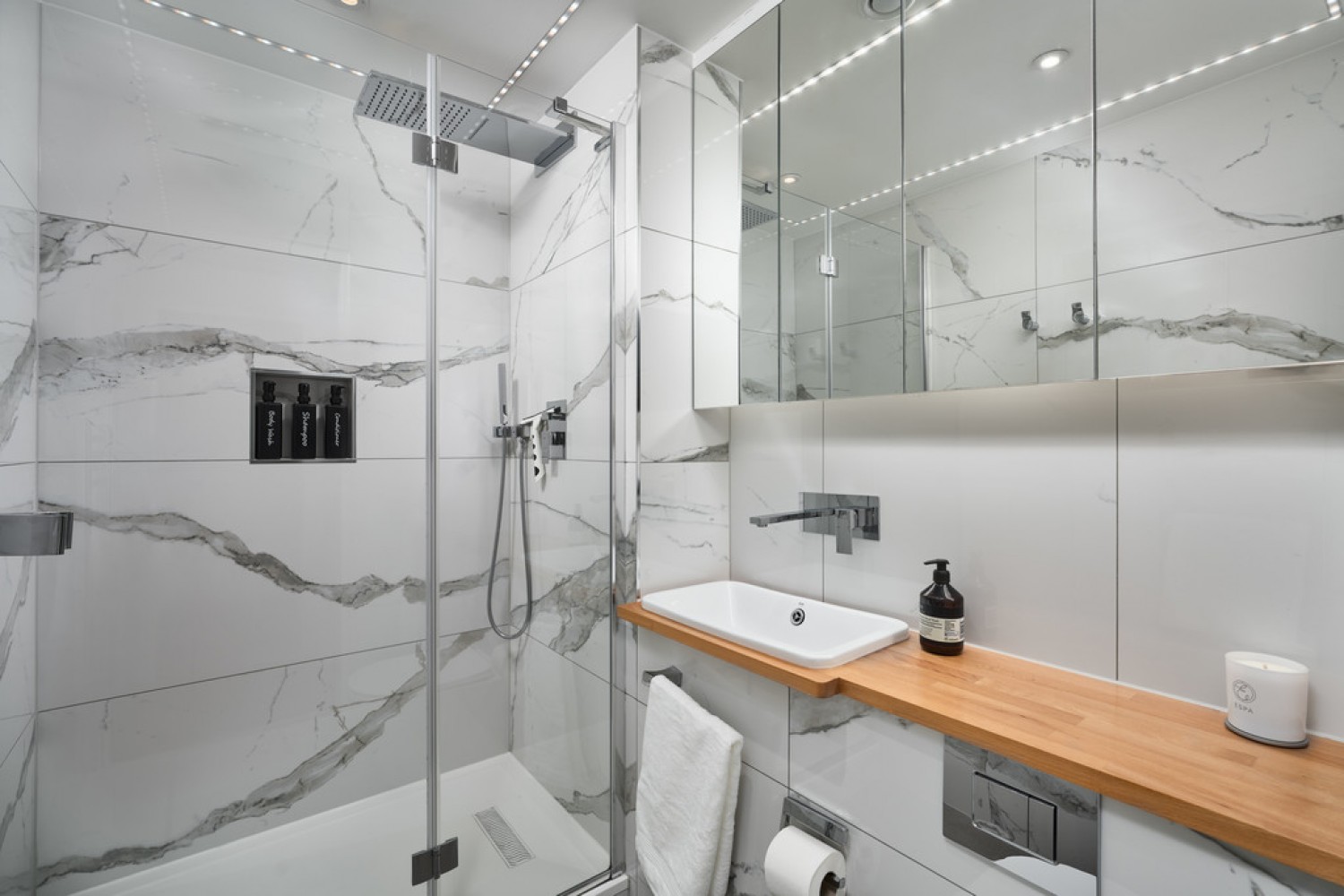 2 bedroom Flat for Sale Lombard Road, Battersea, London