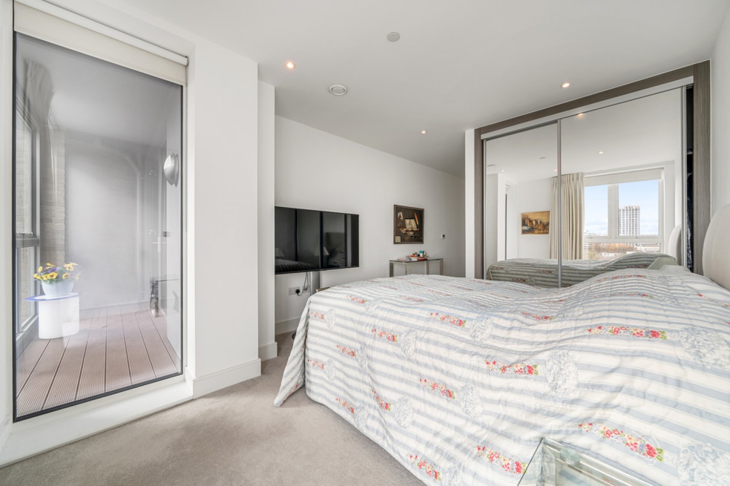 2 bedroom Flat for Sale York Road, Battersea