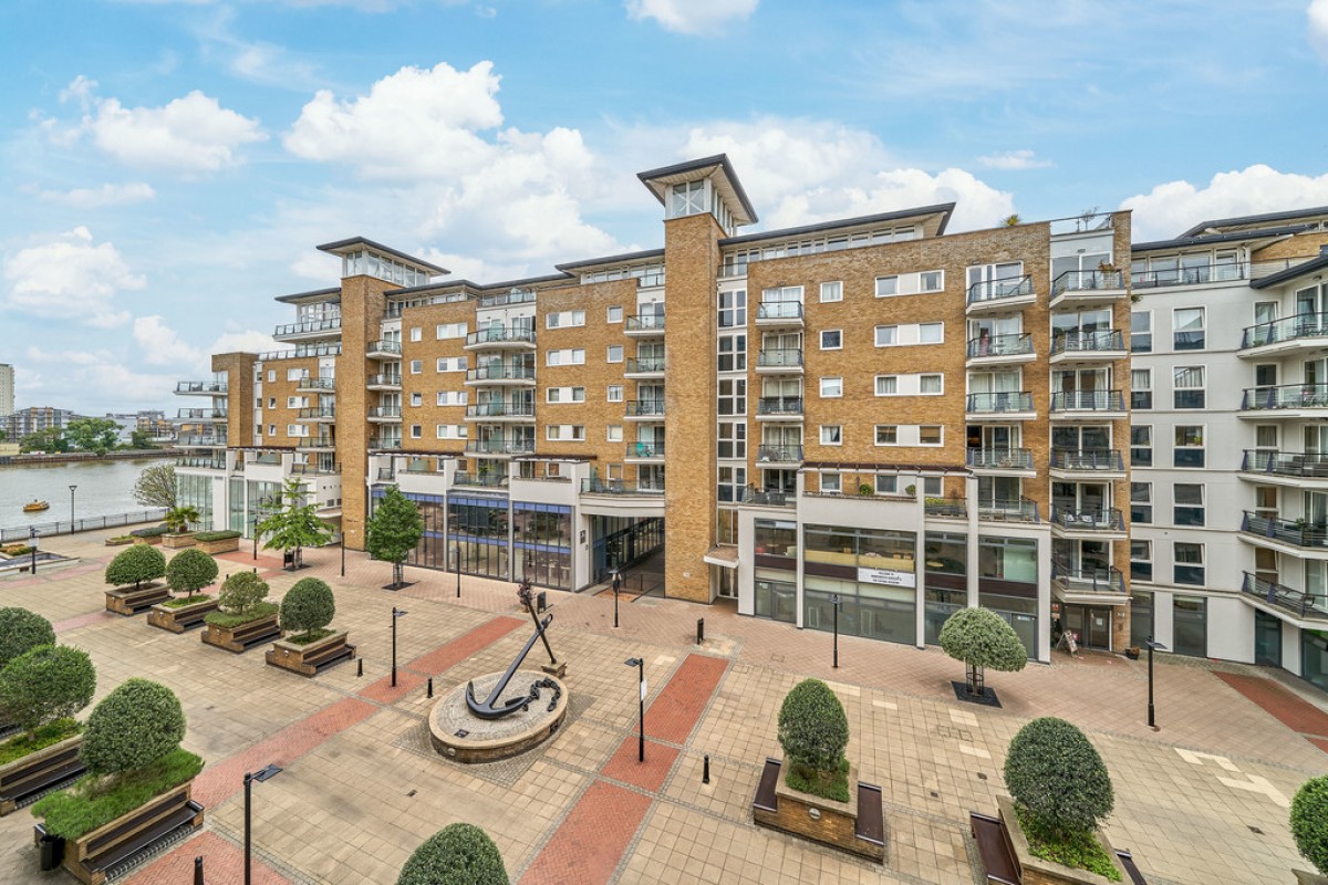 Riverside West, Smugglers Way