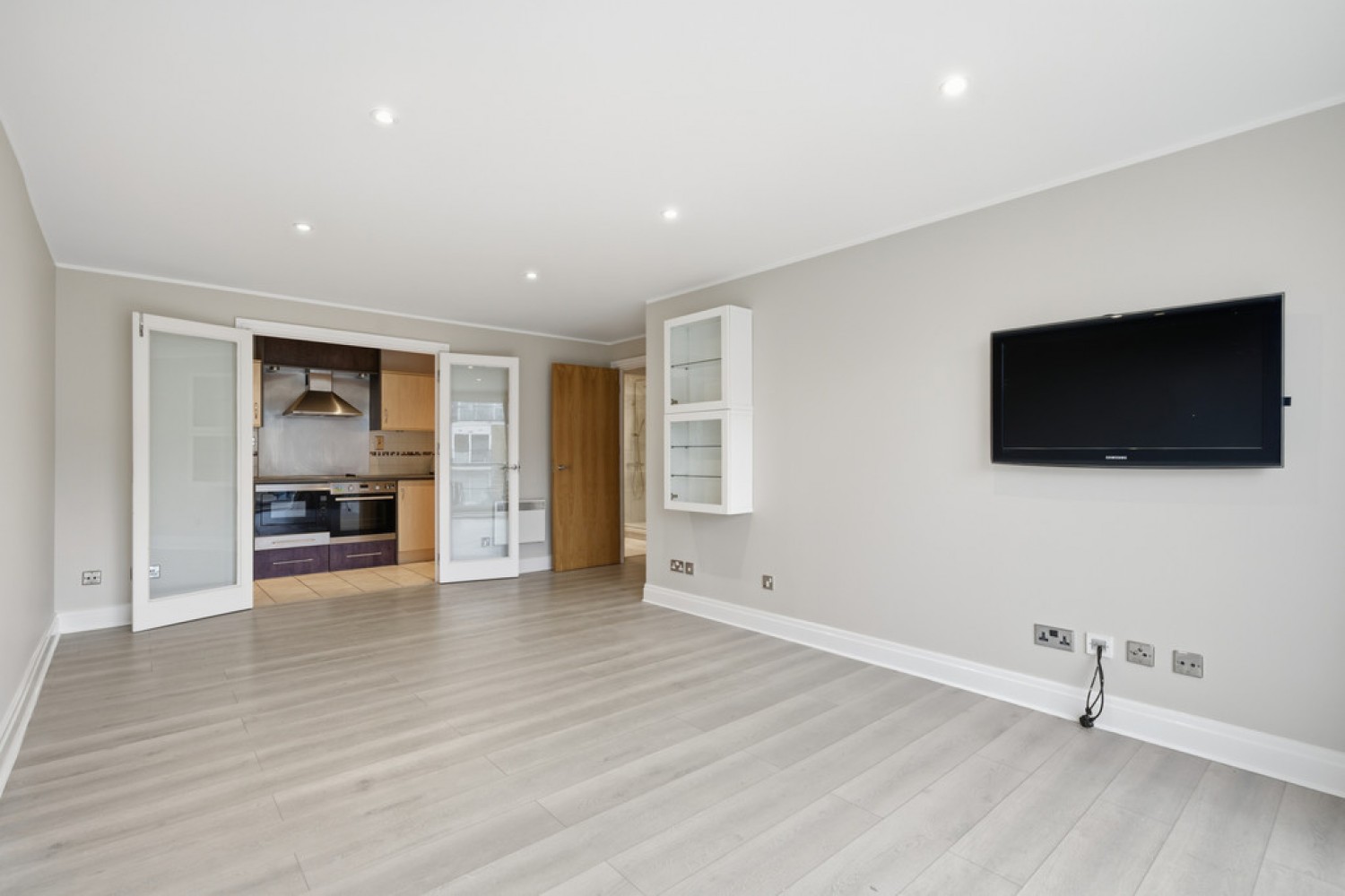 Riverside West, Smugglers Way