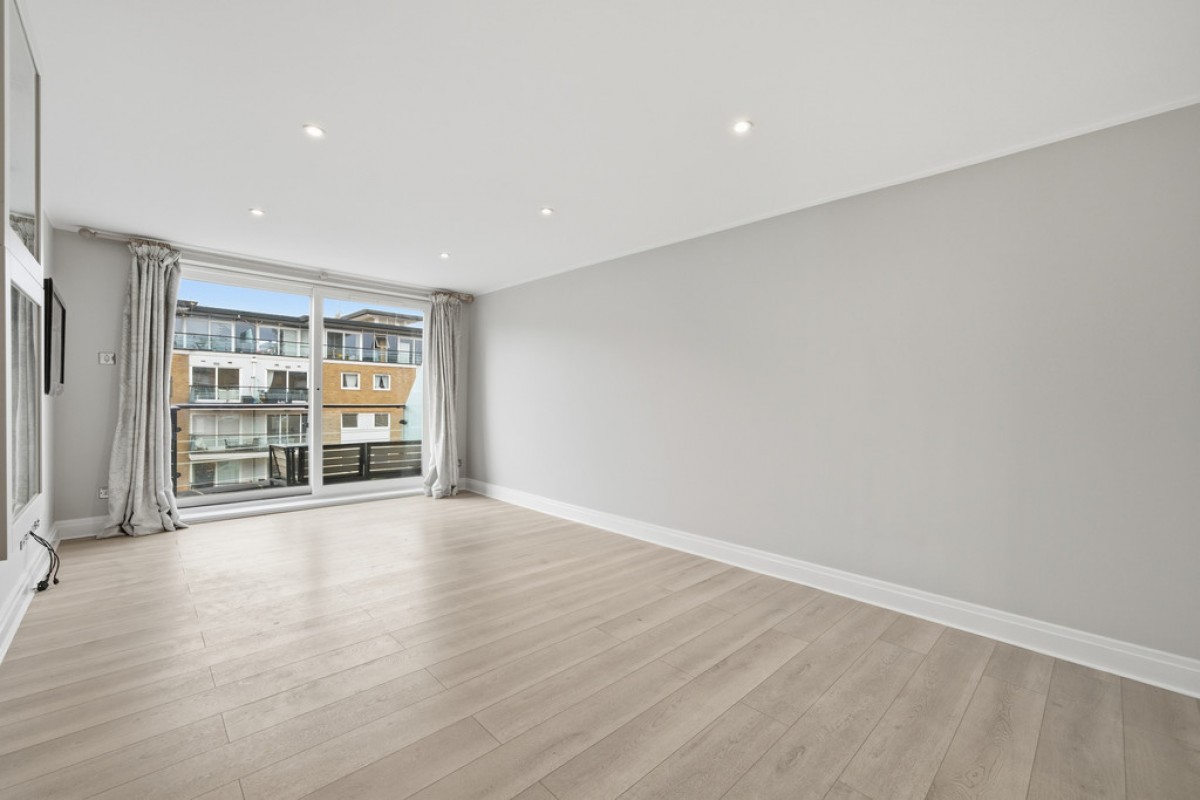 Riverside West, Smugglers Way