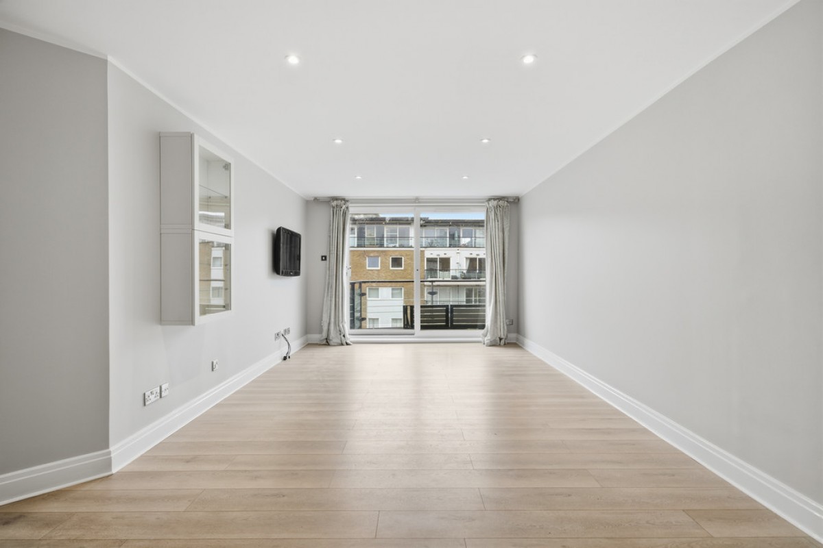 Riverside West, Smugglers Way