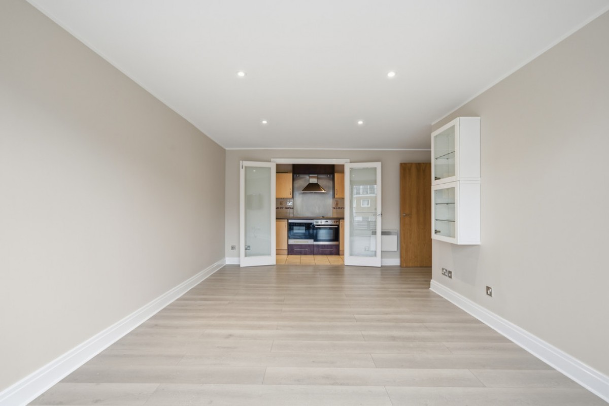 Riverside West, Smugglers Way