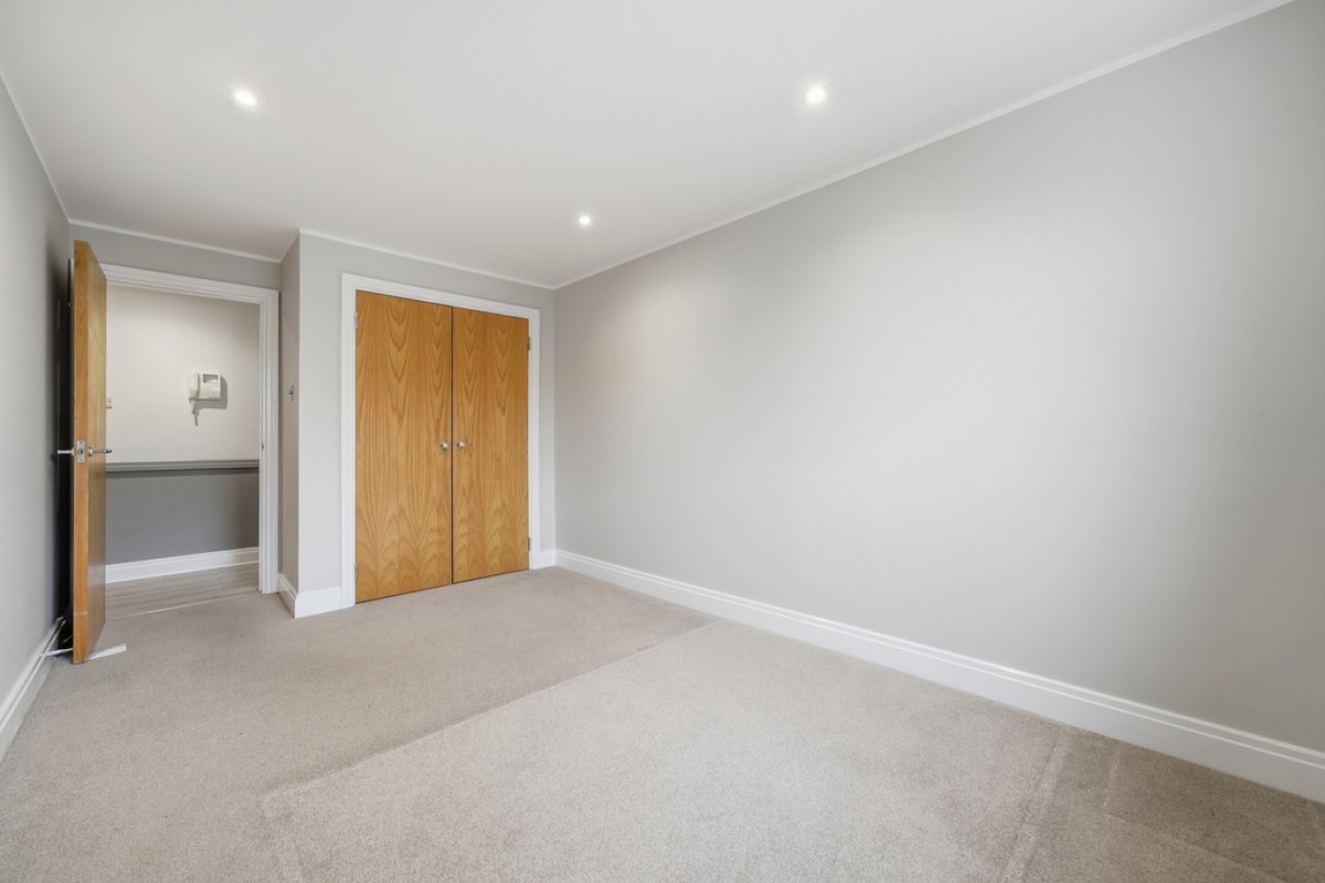 Riverside West, Smugglers Way