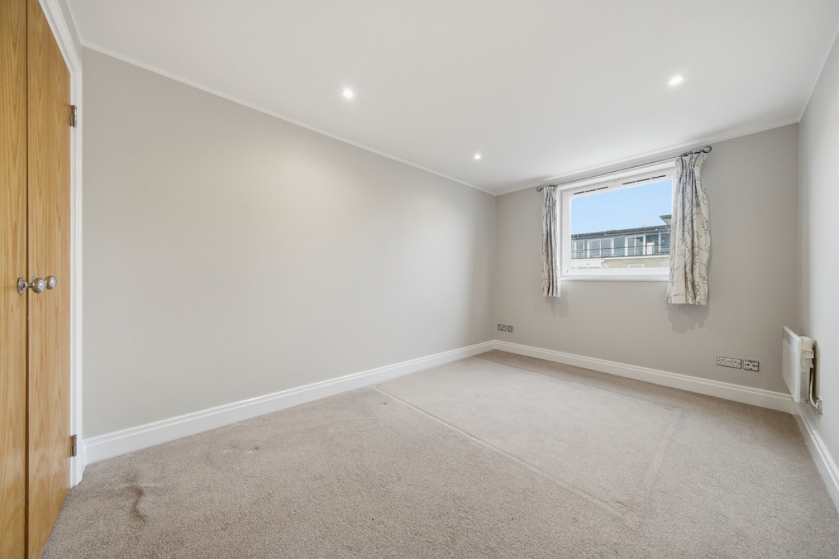 Riverside West, Smugglers Way