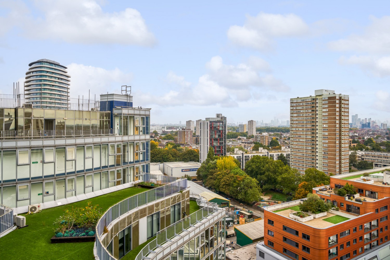 2 bedroom Flat in Lombard Road, Battersea, Wandsworth