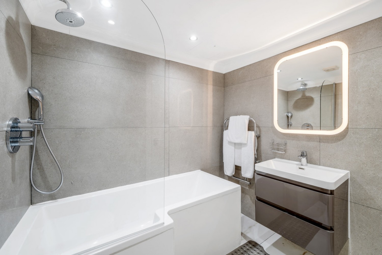 2 bedroom Flat in Lombard Road, Battersea, Wandsworth