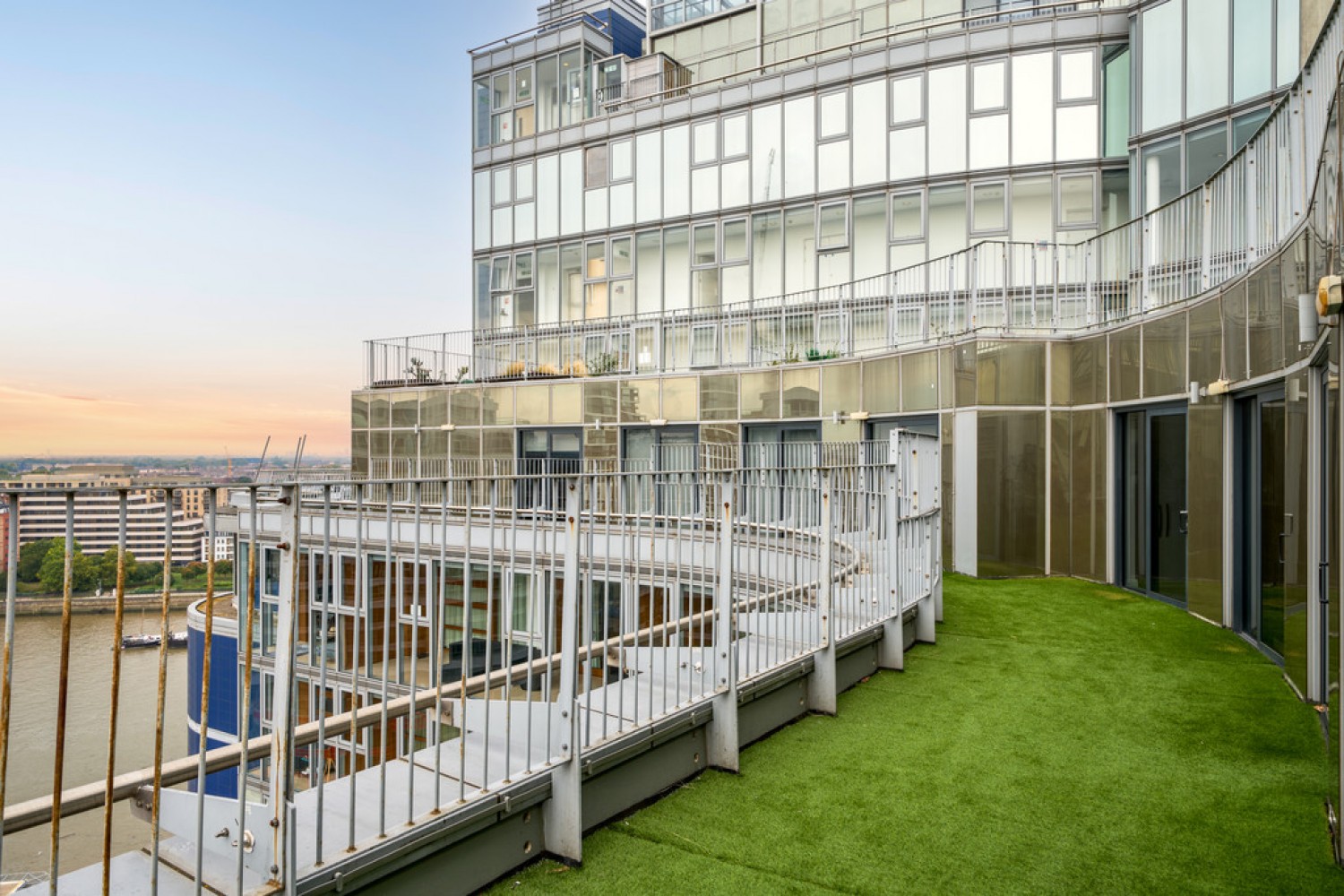 2 bedroom Flat in Lombard Road, Battersea, Wandsworth