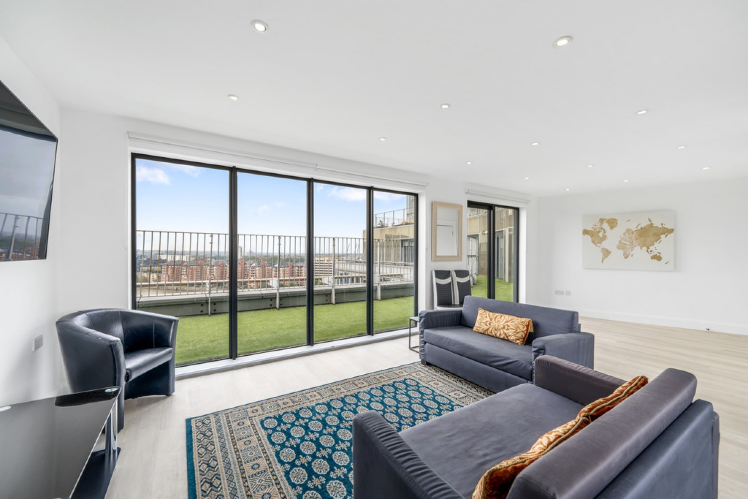 2 bedroom Flat in Lombard Road, Battersea, Wandsworth