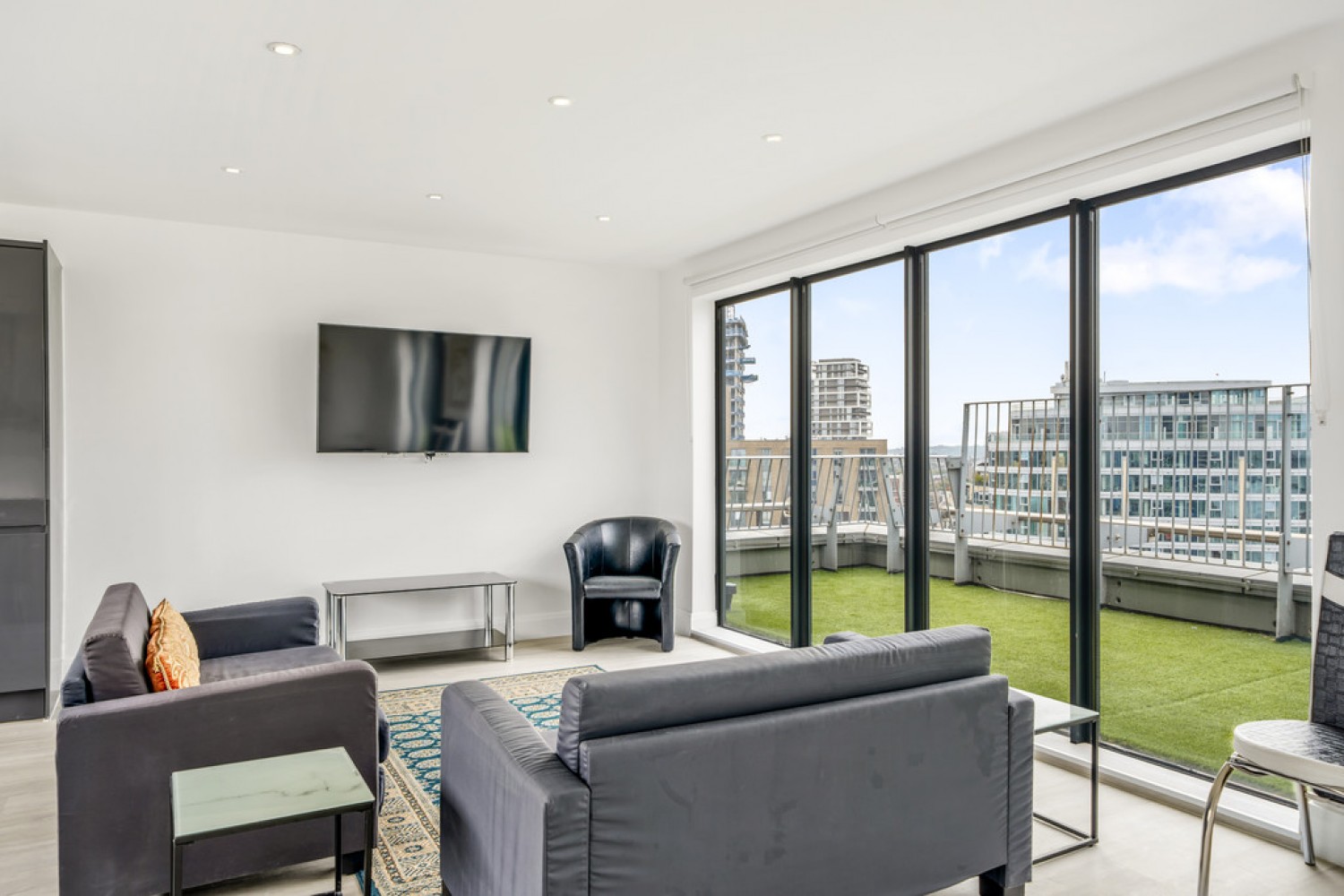 2 bedroom Flat in Lombard Road, Battersea, Wandsworth