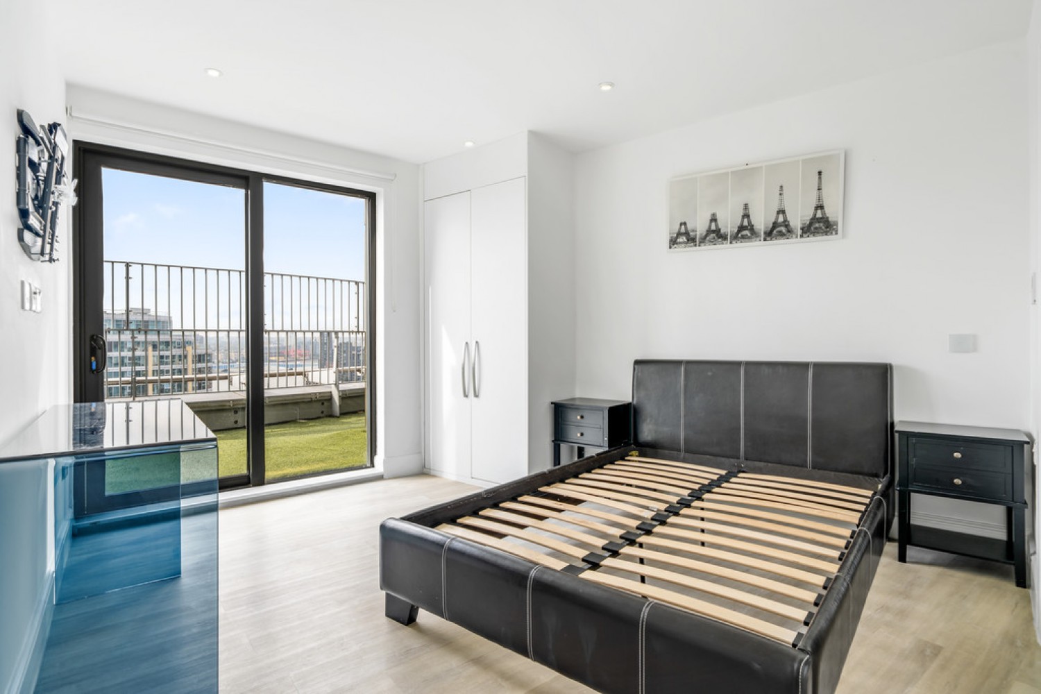 2 bedroom Flat in Lombard Road, Battersea, Wandsworth