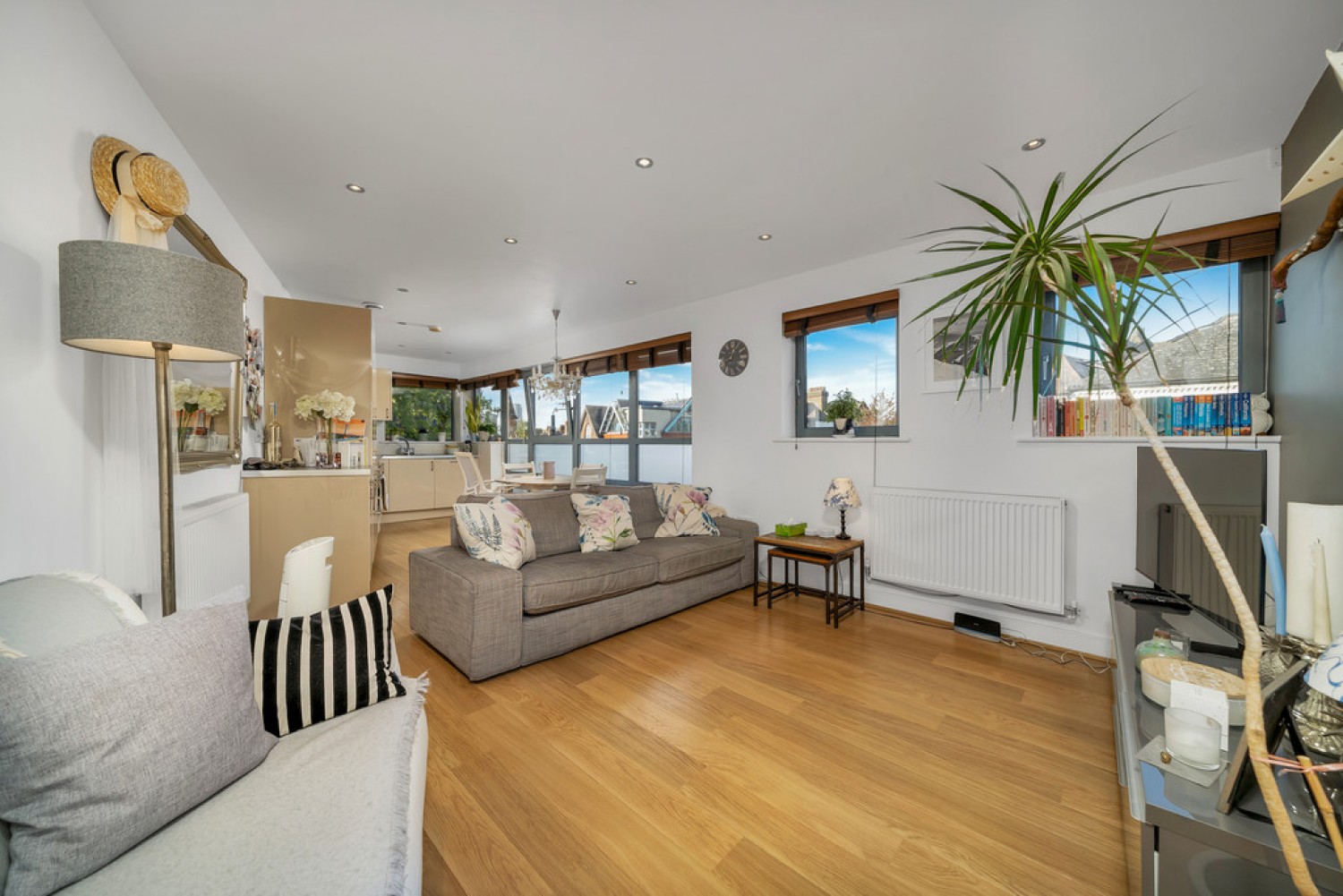 1 bedroom Flat for Sale Battersea Park Road, Battersea