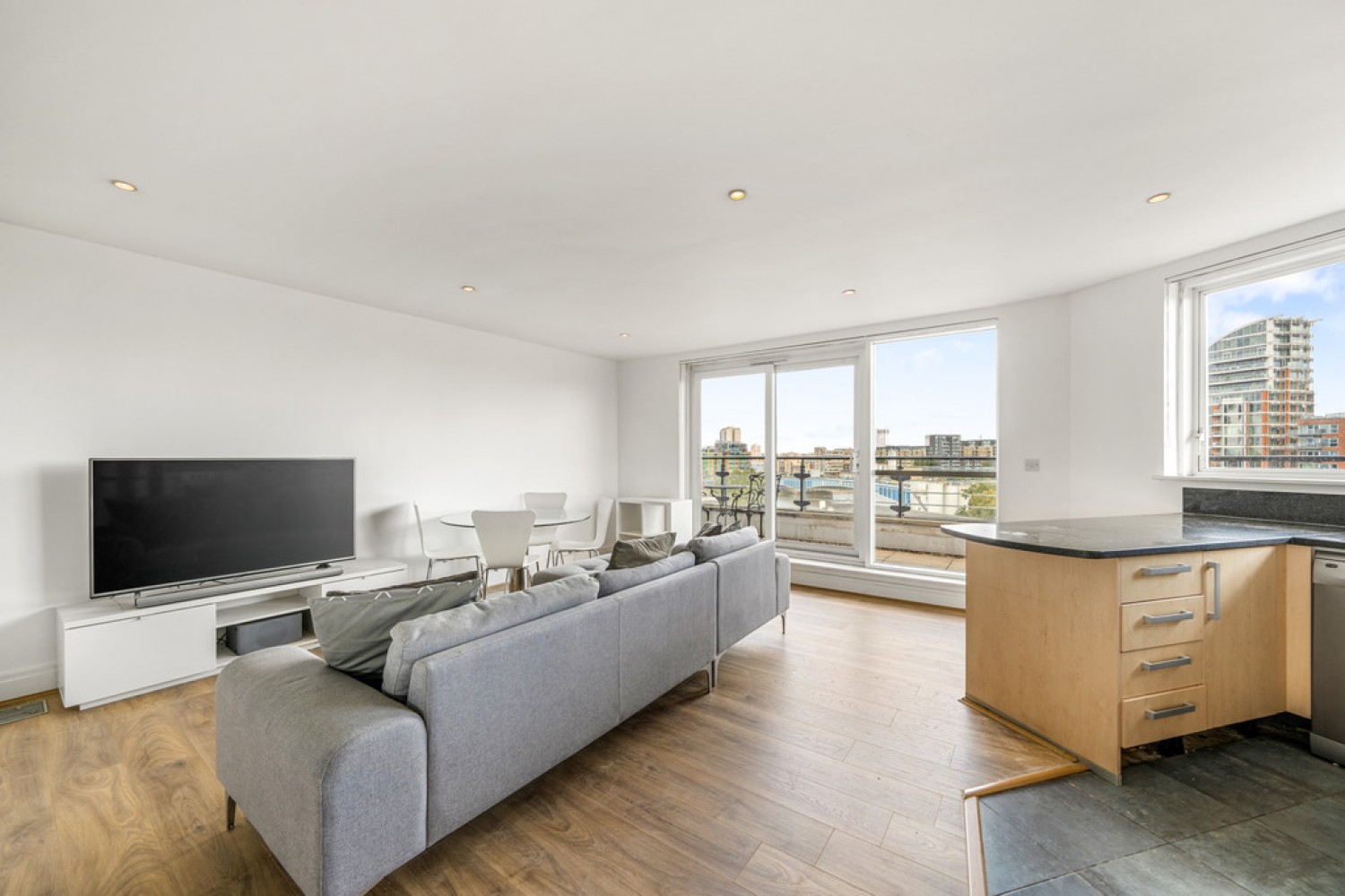 2 bedroom Flat in Riverside West, Wandsworth