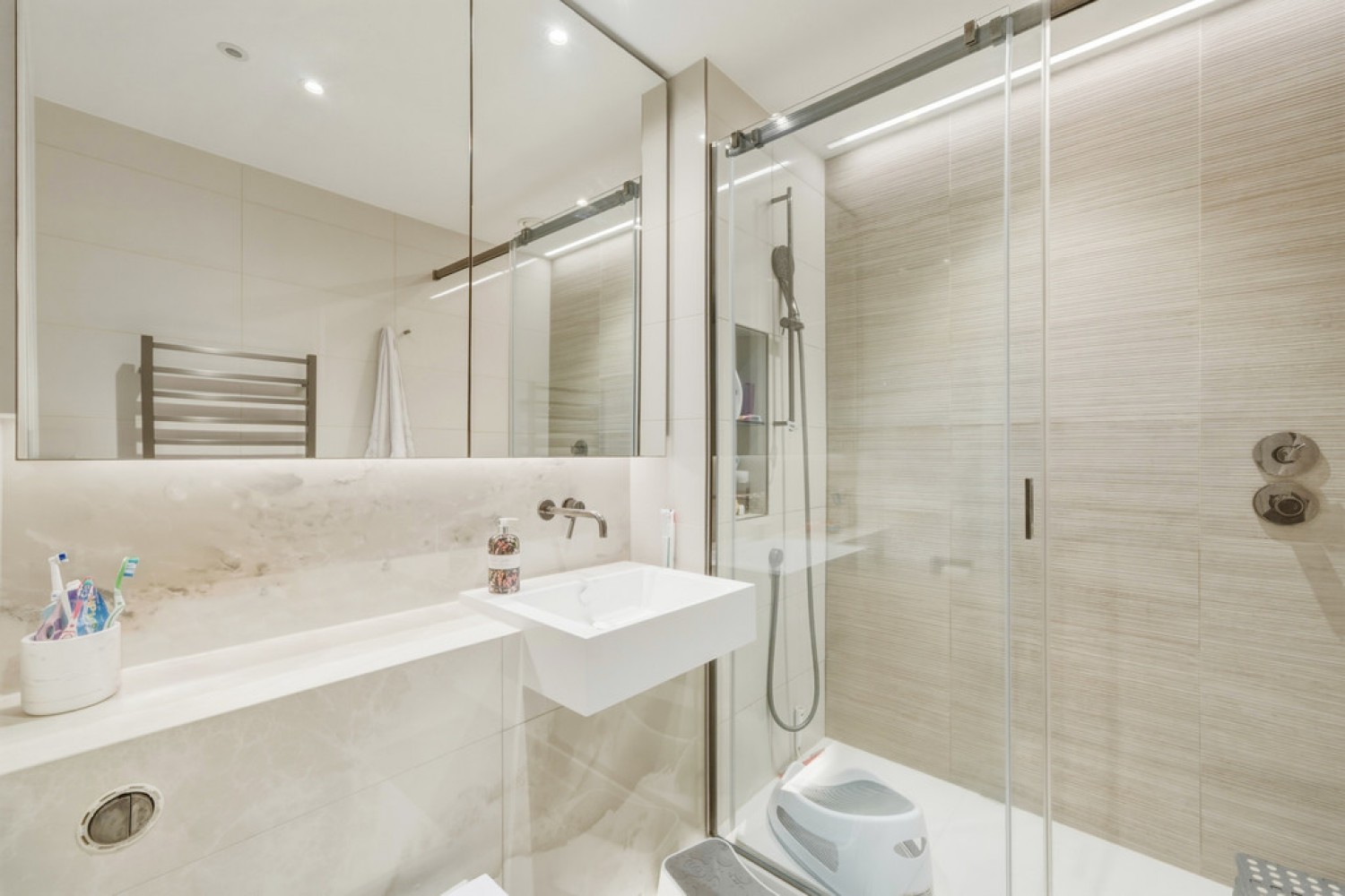 2 bedroom Flat for Sale Belvedere Row Apartments, White City Living