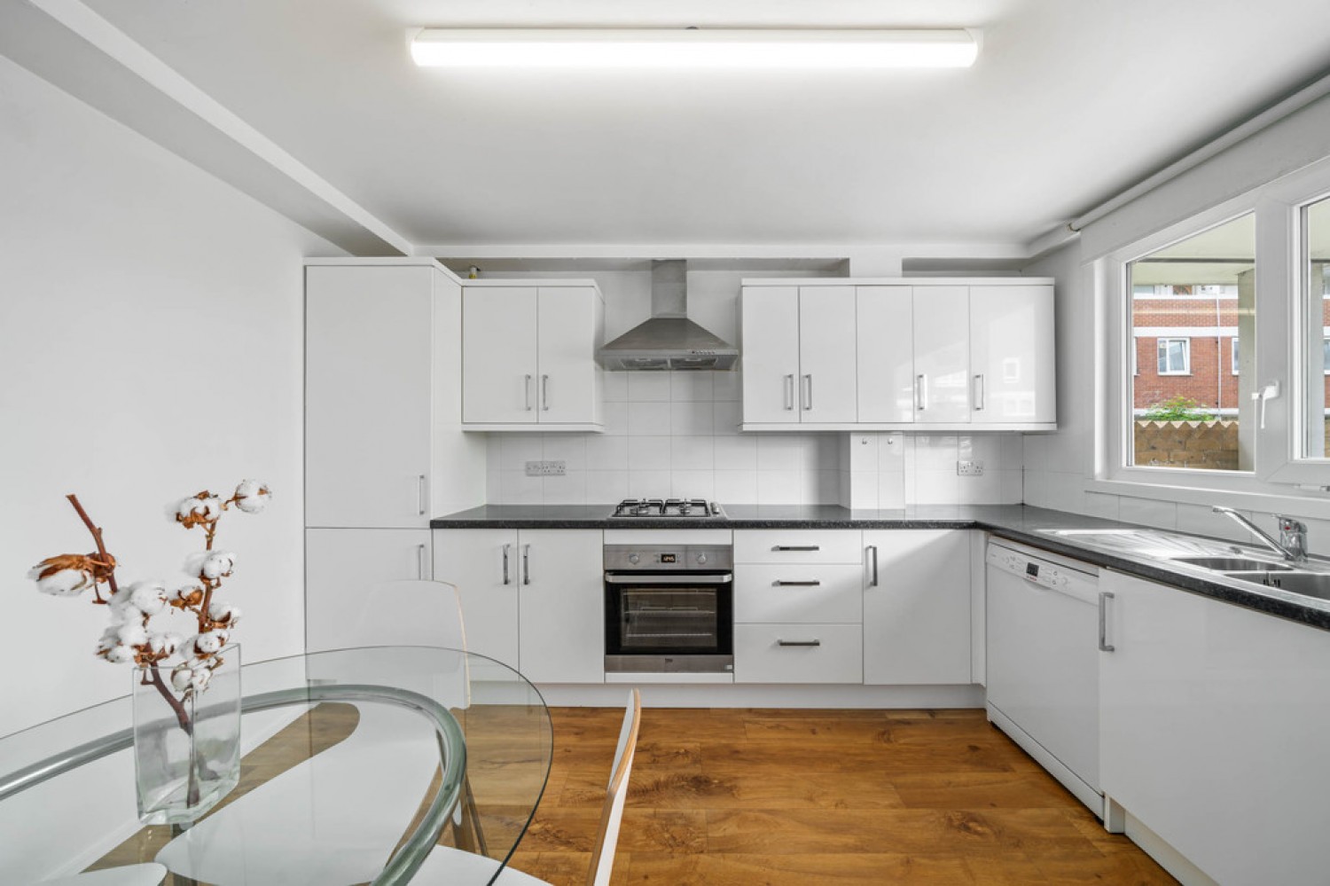 4 bedroom Flat for Letting Mansel Court, Battersea Bridge Road