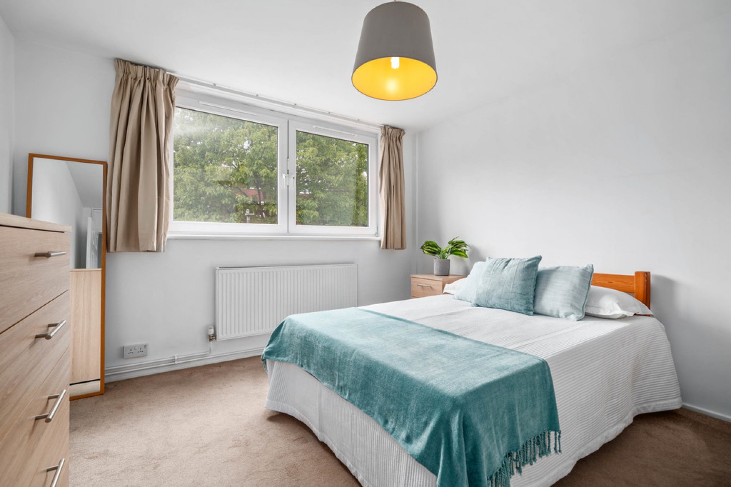 4 bedroom Flat for Letting Mansel Court, Battersea Bridge Road