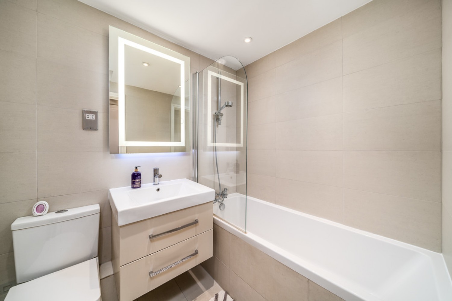 2 bedroom Flat for Sale Smugglers Way, Riverside West