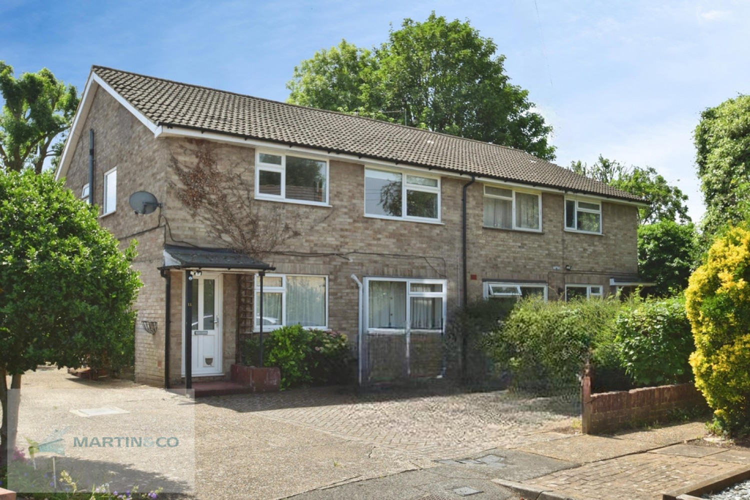 2 bedroom Flat for Sale Walton On Thames, Hersham