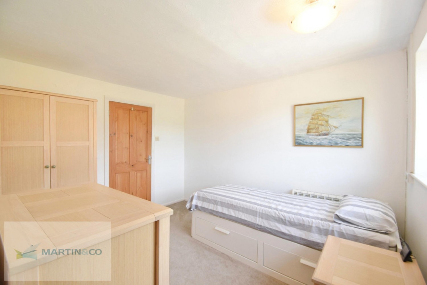 2 bedroom Flat for Sale Walton On Thames, Hersham