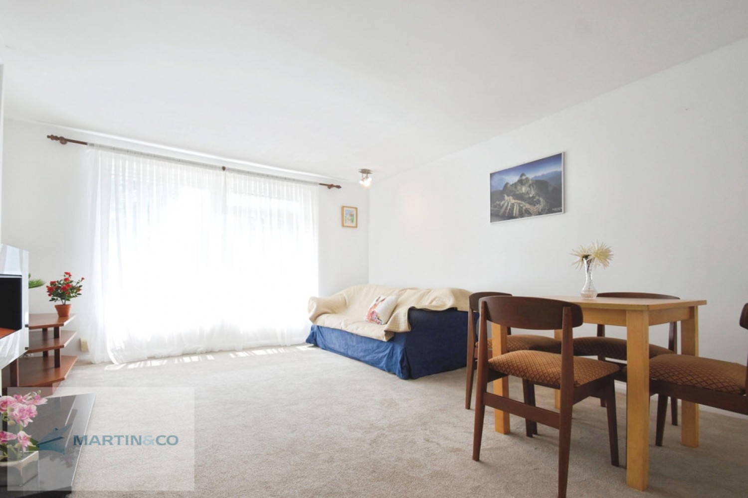 2 bedroom Flat for Sale Walton On Thames, Hersham