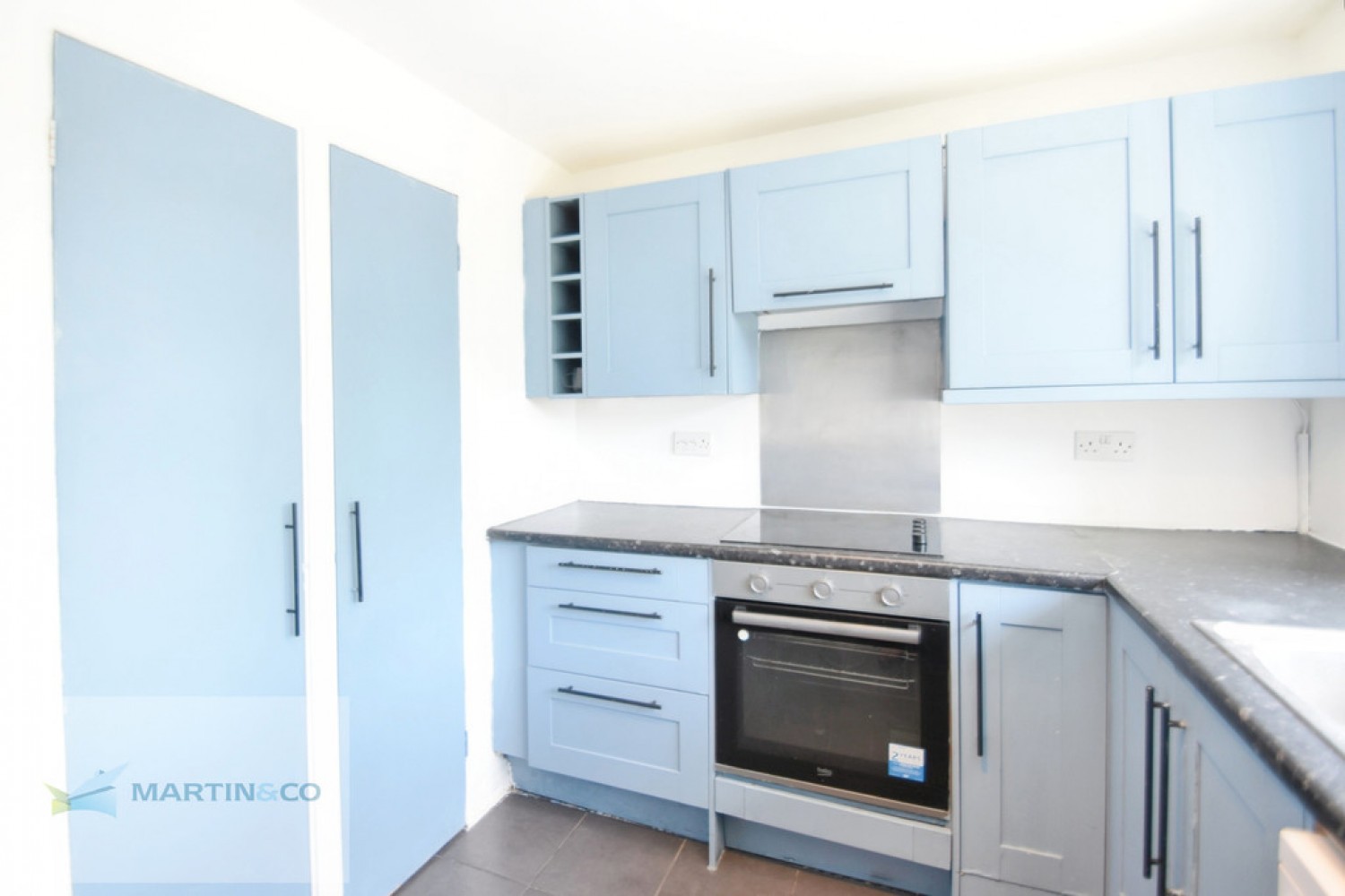 2 bedroom Flat for Sale Walton On Thames, Hersham
