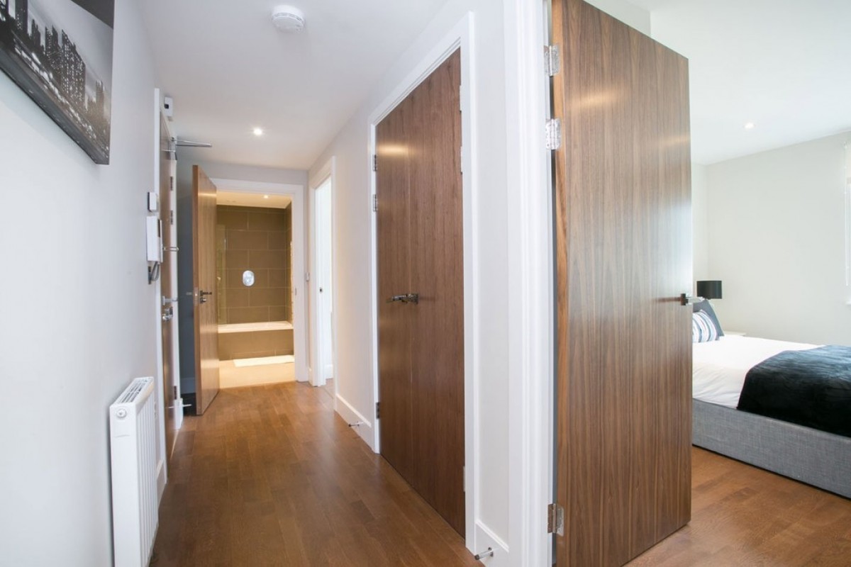 One Commercial Street TO LET