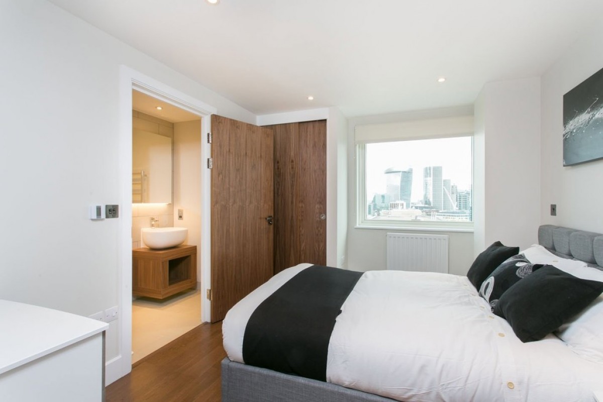 One Commercial Street TO LET