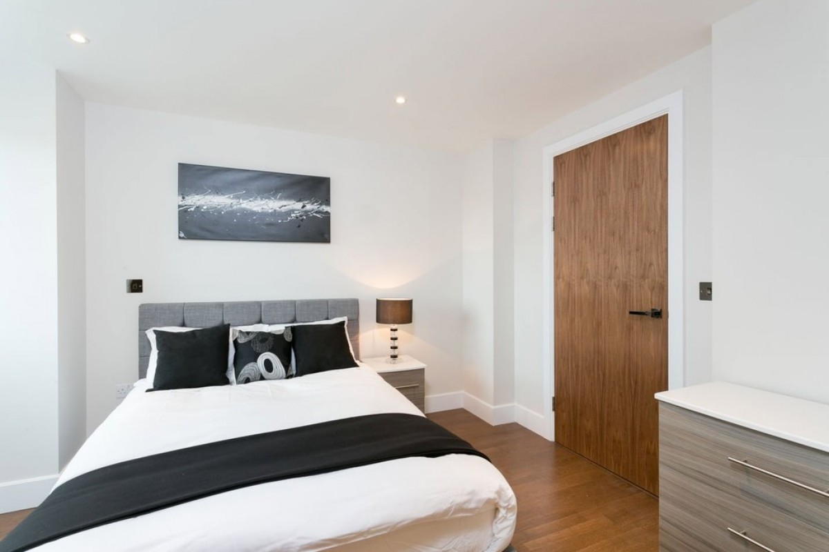 One Commercial Street TO LET