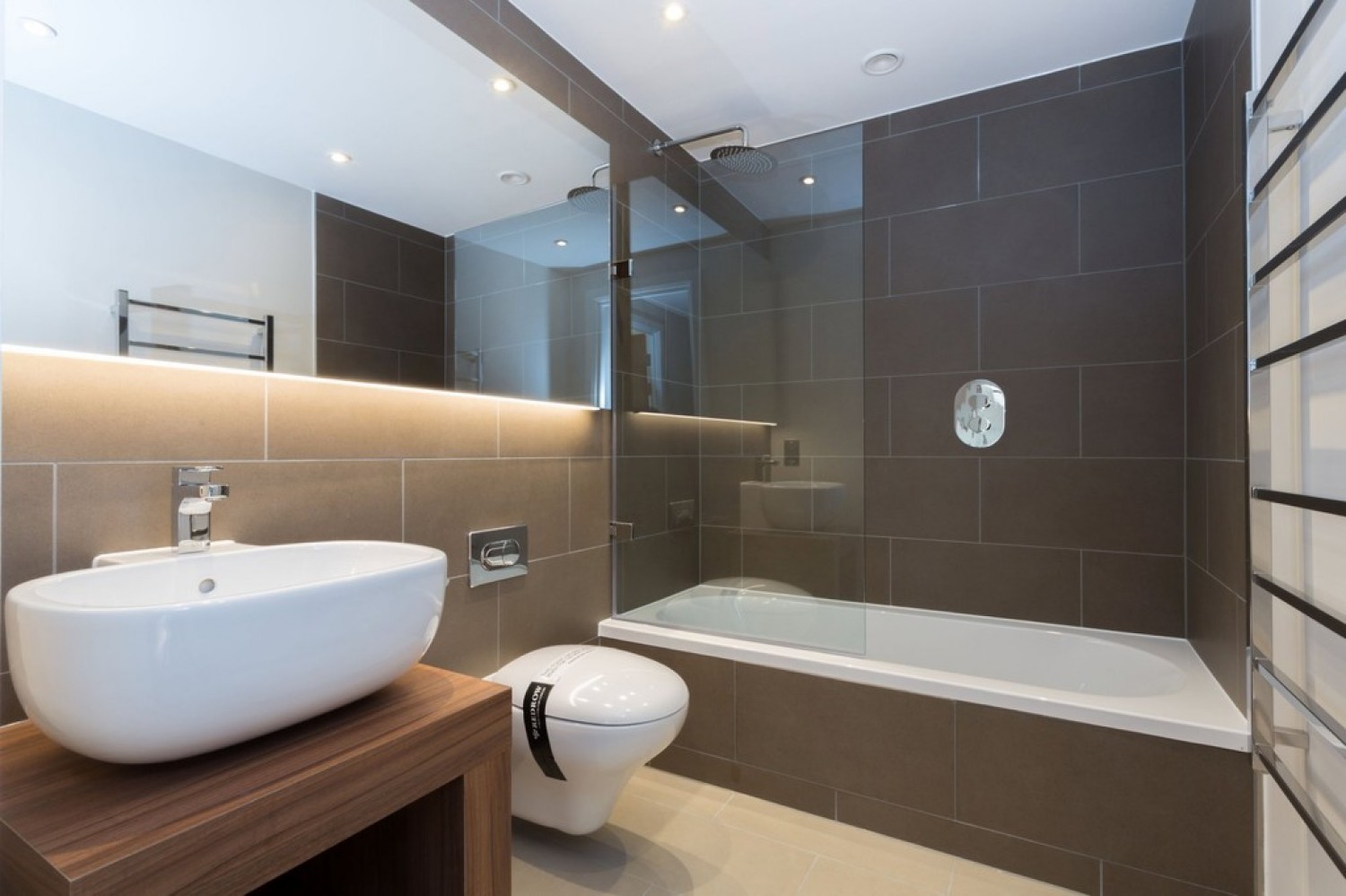 One Commercial Street TO LET