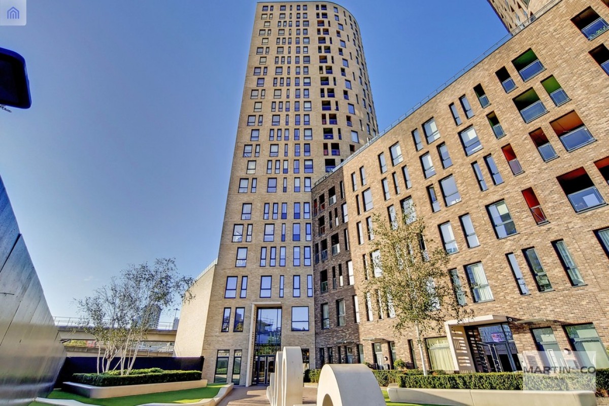 Manhattan Plaza TO LET