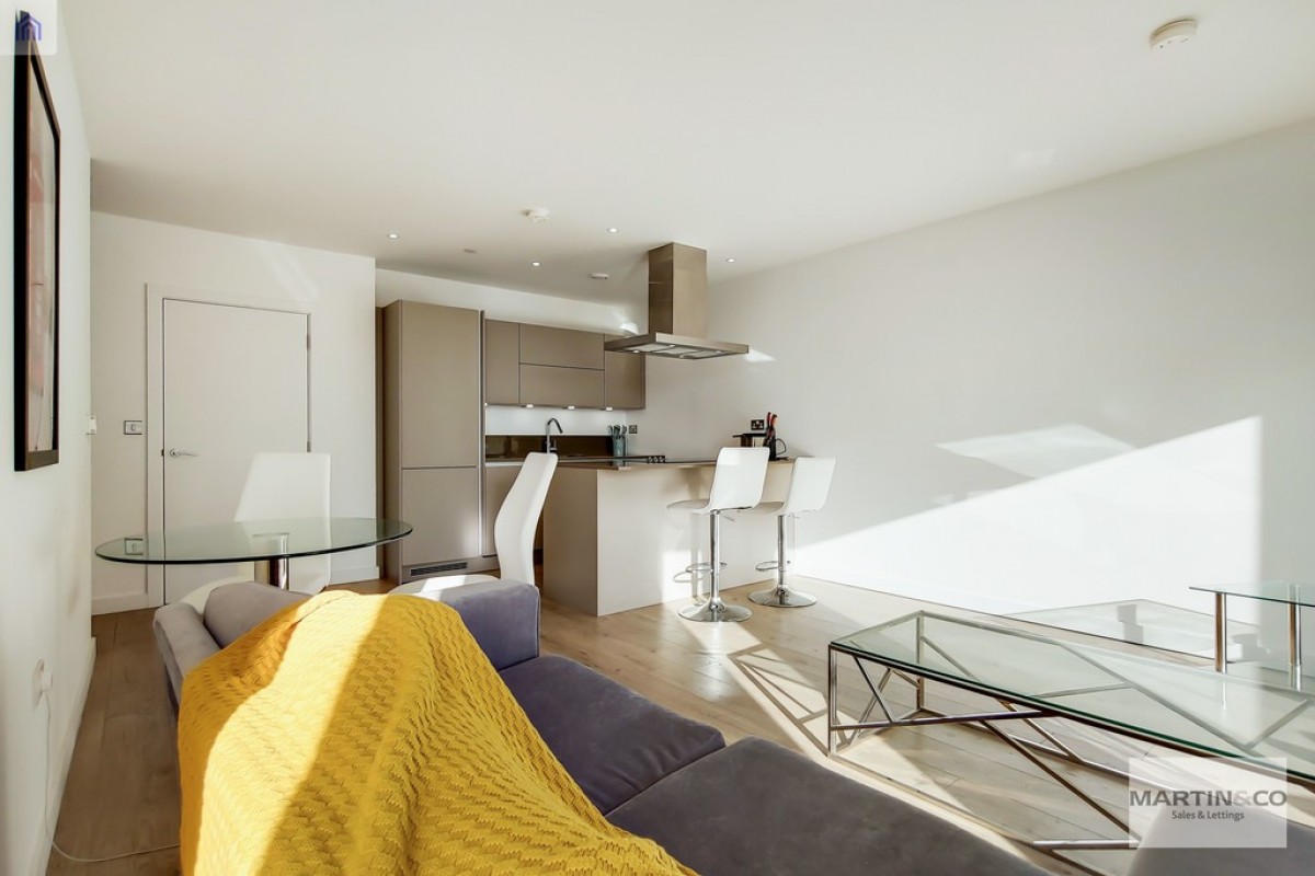 Manhattan Plaza TO LET