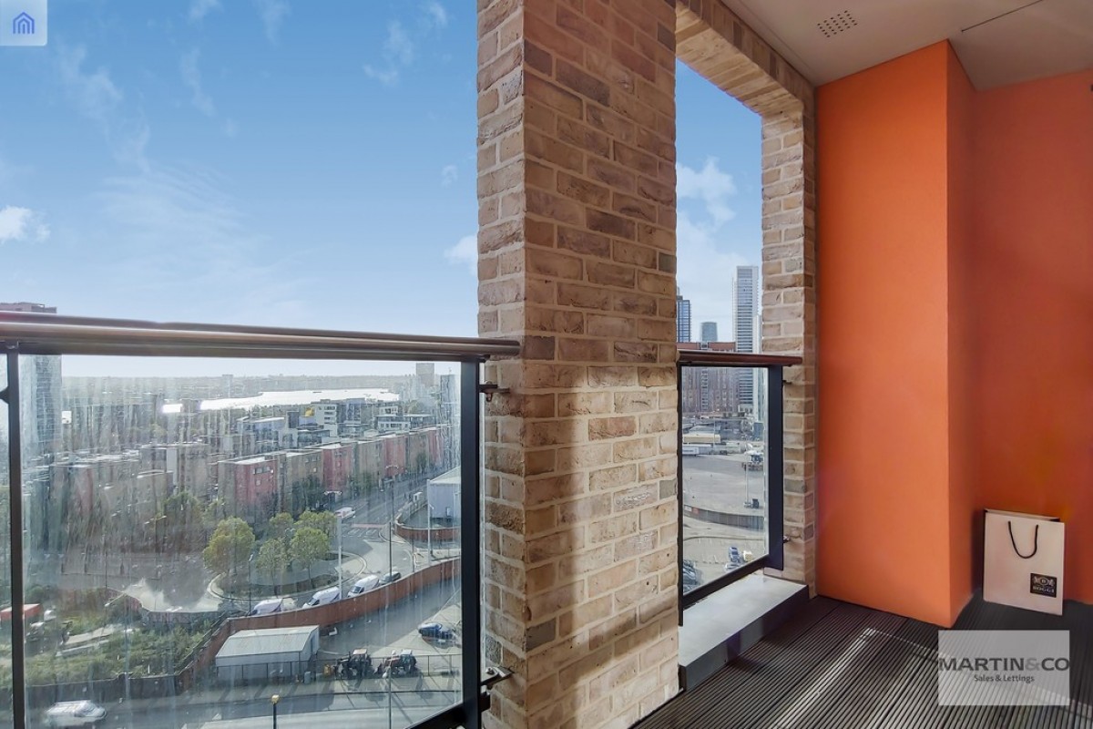 Manhattan Plaza TO LET