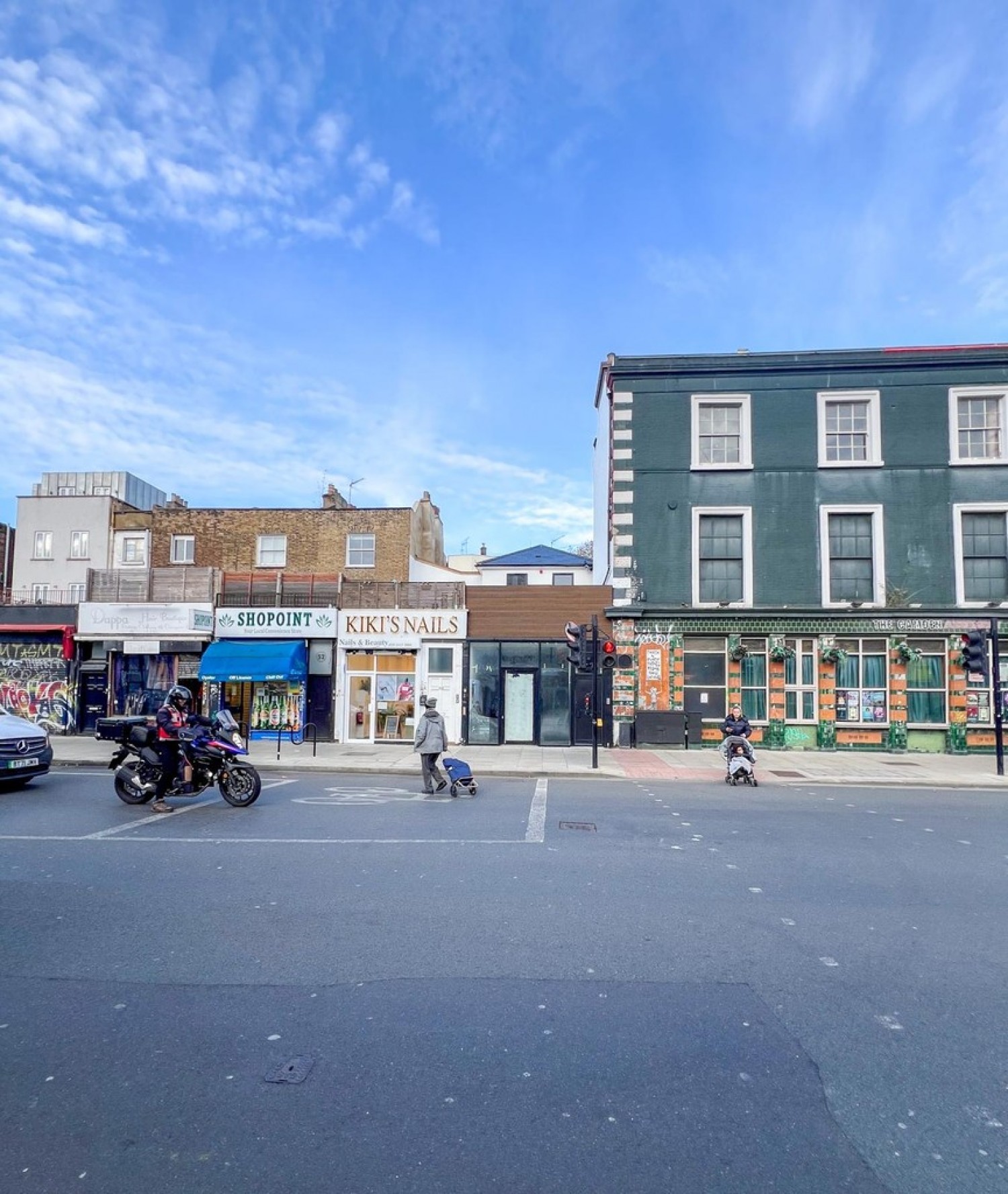 2 bedroom Flat in Chalk Farm Road, Camden