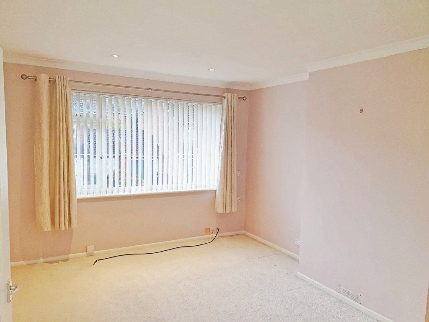 2 bedroom Flat for Letting Cranbourne