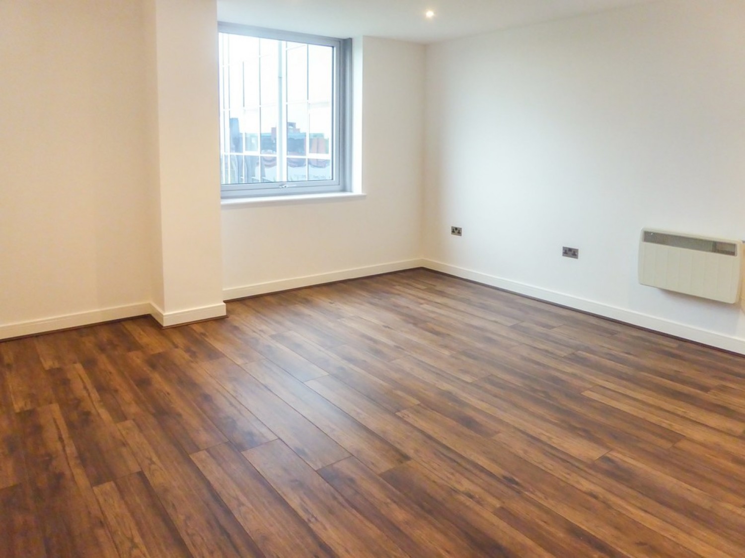 1 bedroom Flat for Letting Churchill Place - Comes with Parking