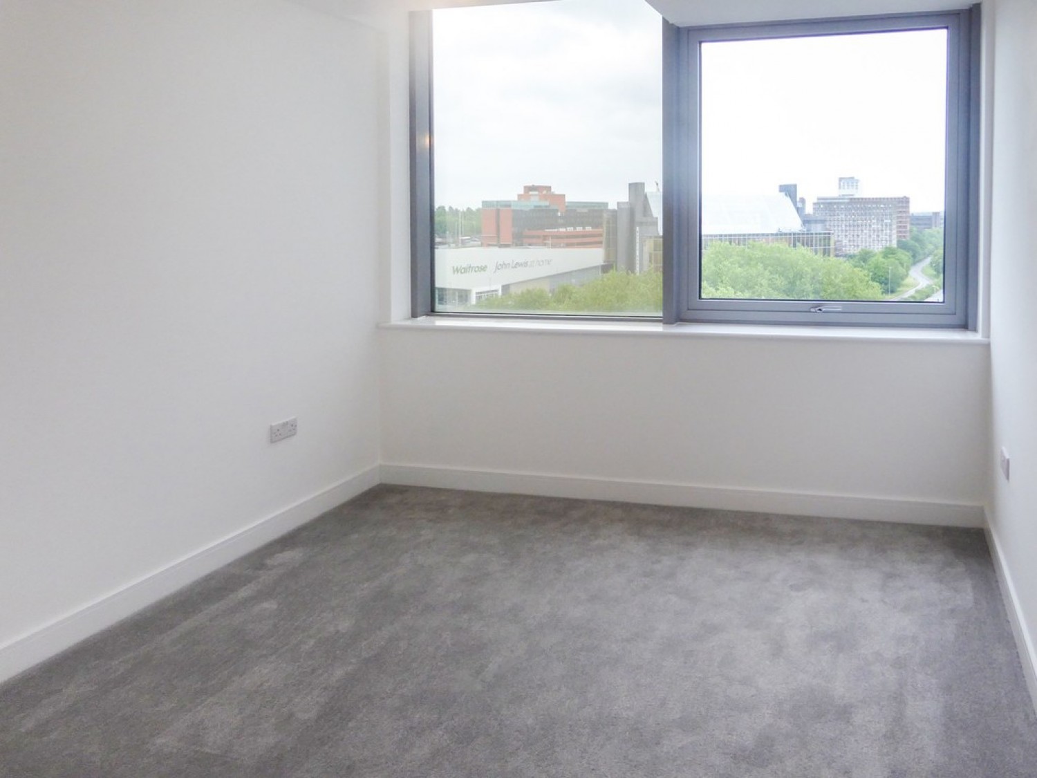 1 bedroom Flat for Letting Churchill Place - Comes with Parking